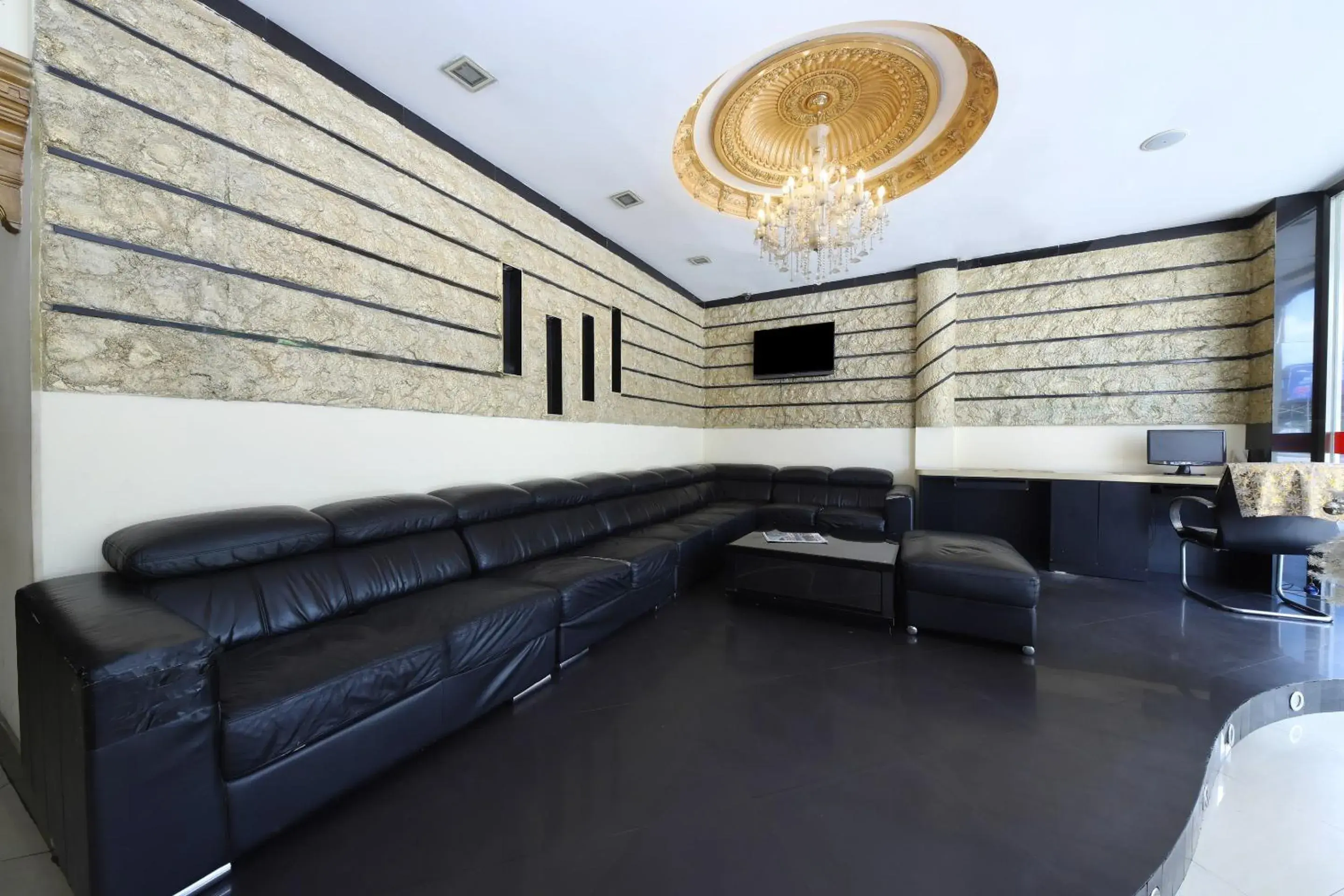 Lobby or reception, Seating Area in OYO 108 Golden Palace Hotel