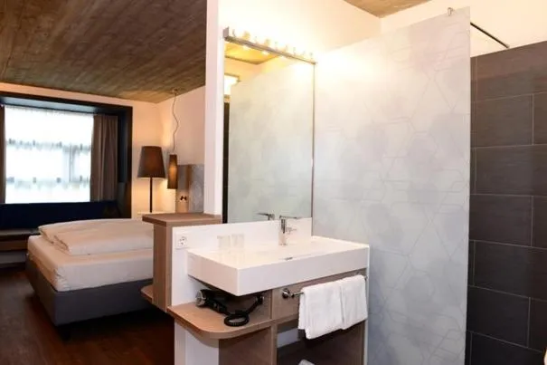 Bathroom, Bed in arte Hotel Kufstein