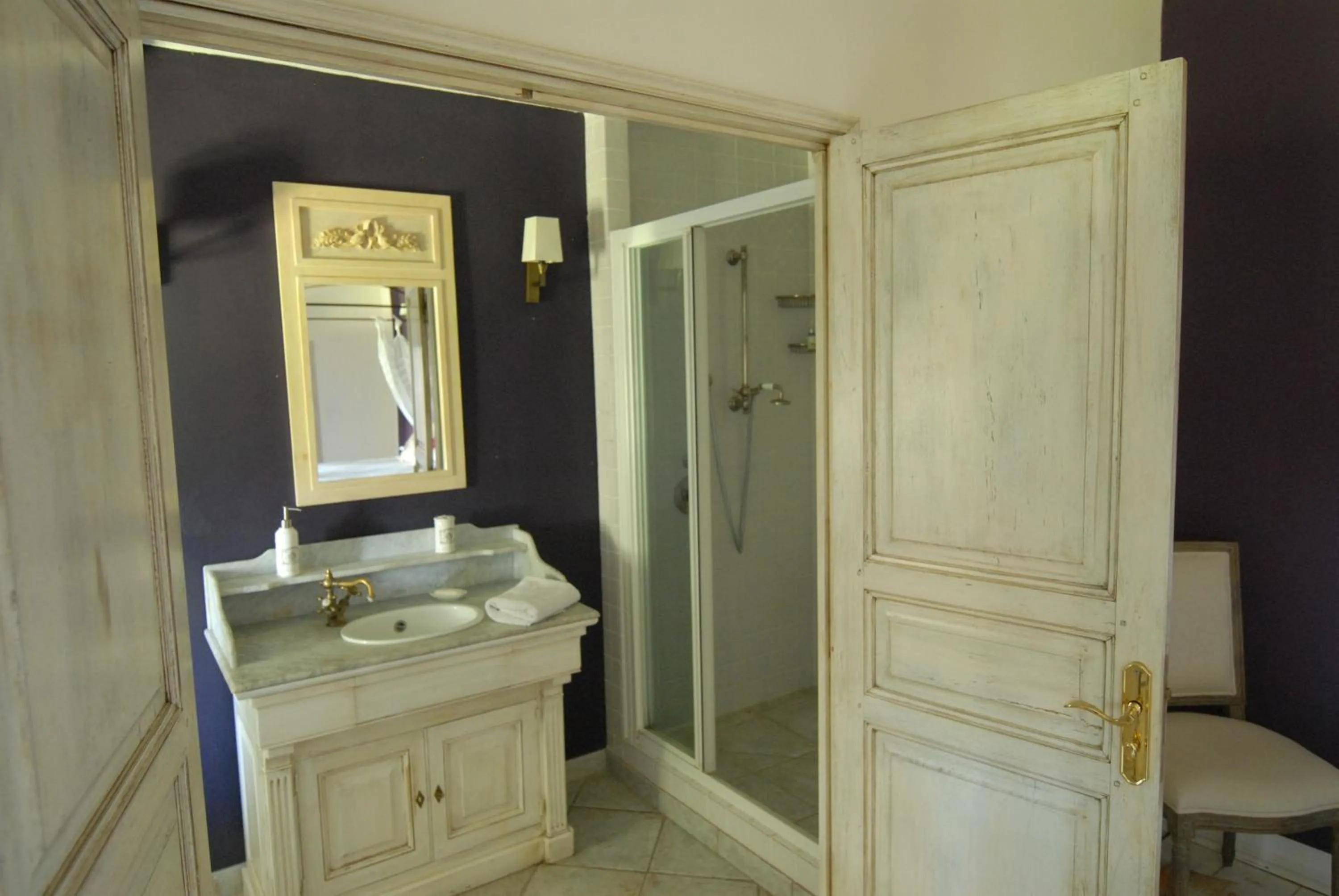 Shower in Clos De La Fontaine