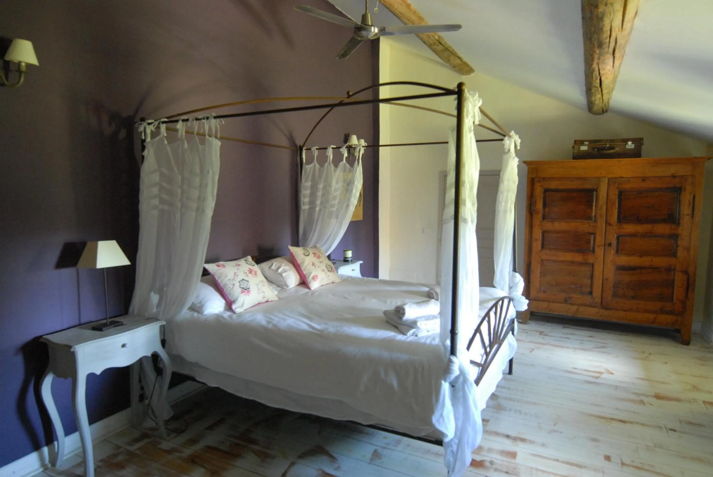 Photo of the whole room, Bed in Clos De La Fontaine