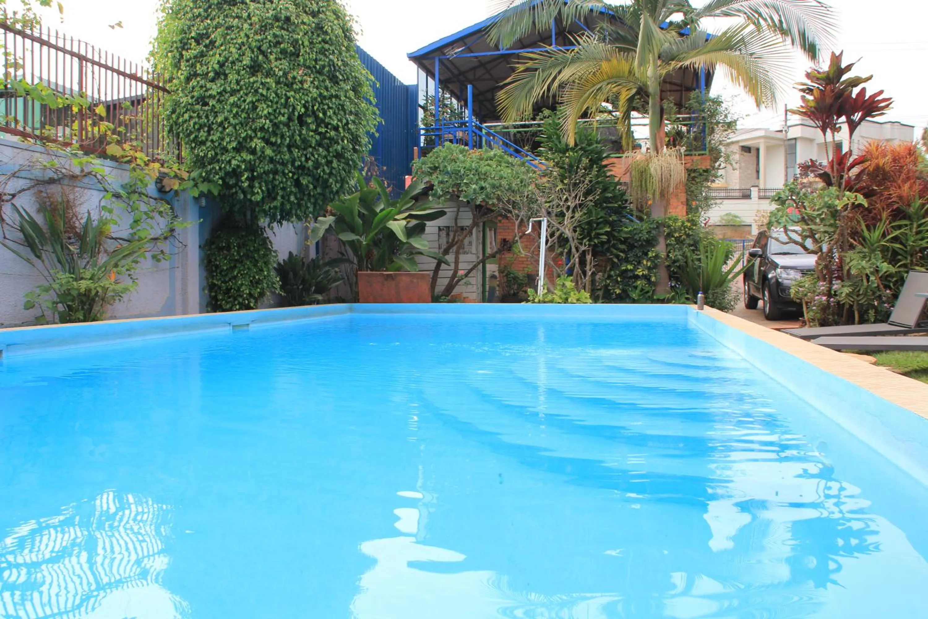 Swimming pool in Umusambi B&B