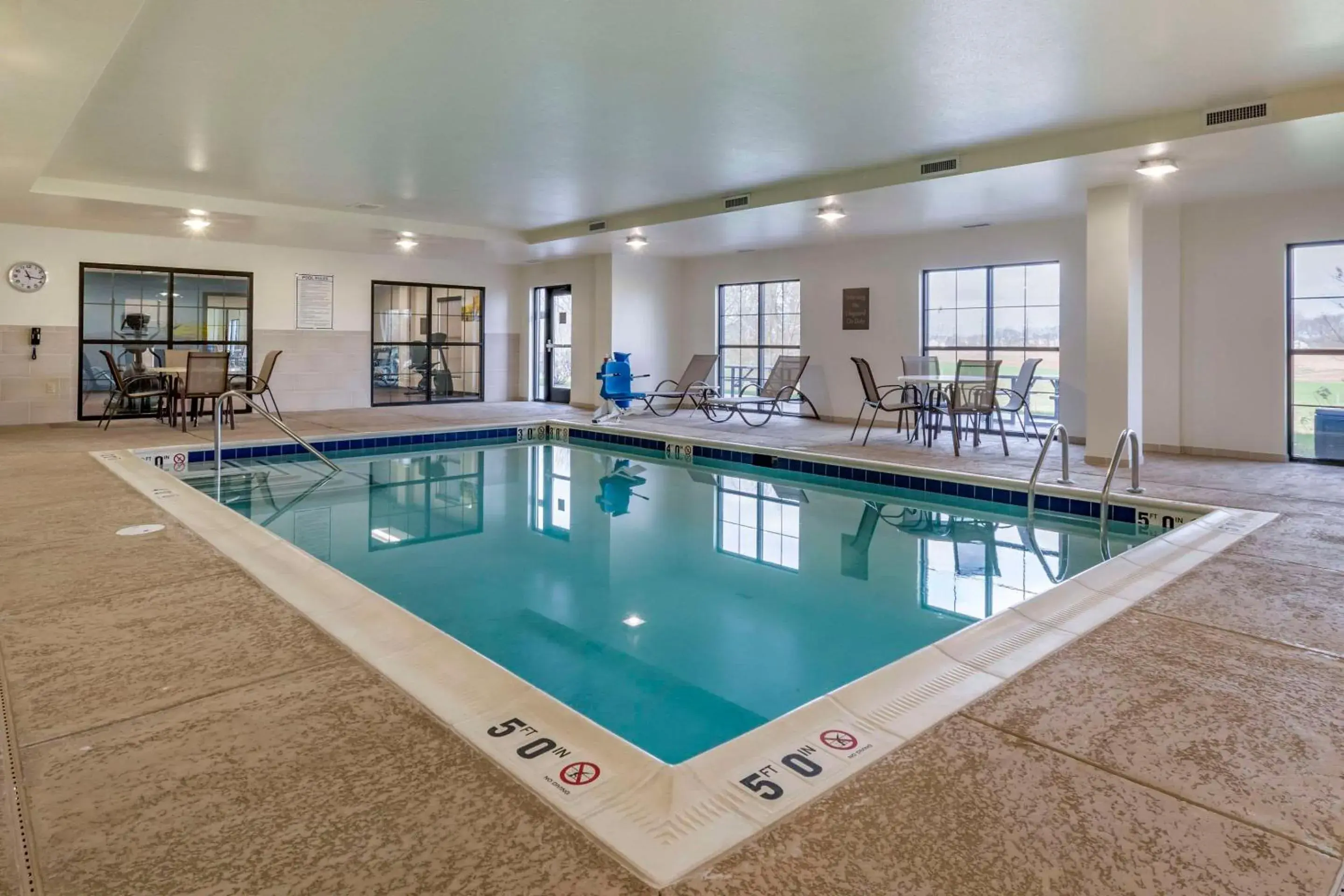 Swimming pool in Comfort Suites Manheim - Lancaster Swimming pool in Comfort Suites Manheim - Lancaster