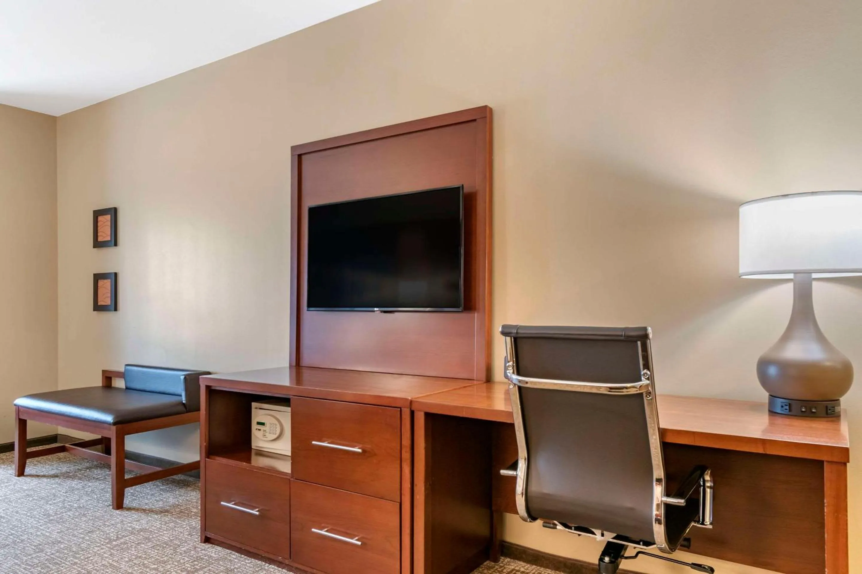 Bedroom in Comfort Suites Manheim - Lancaster