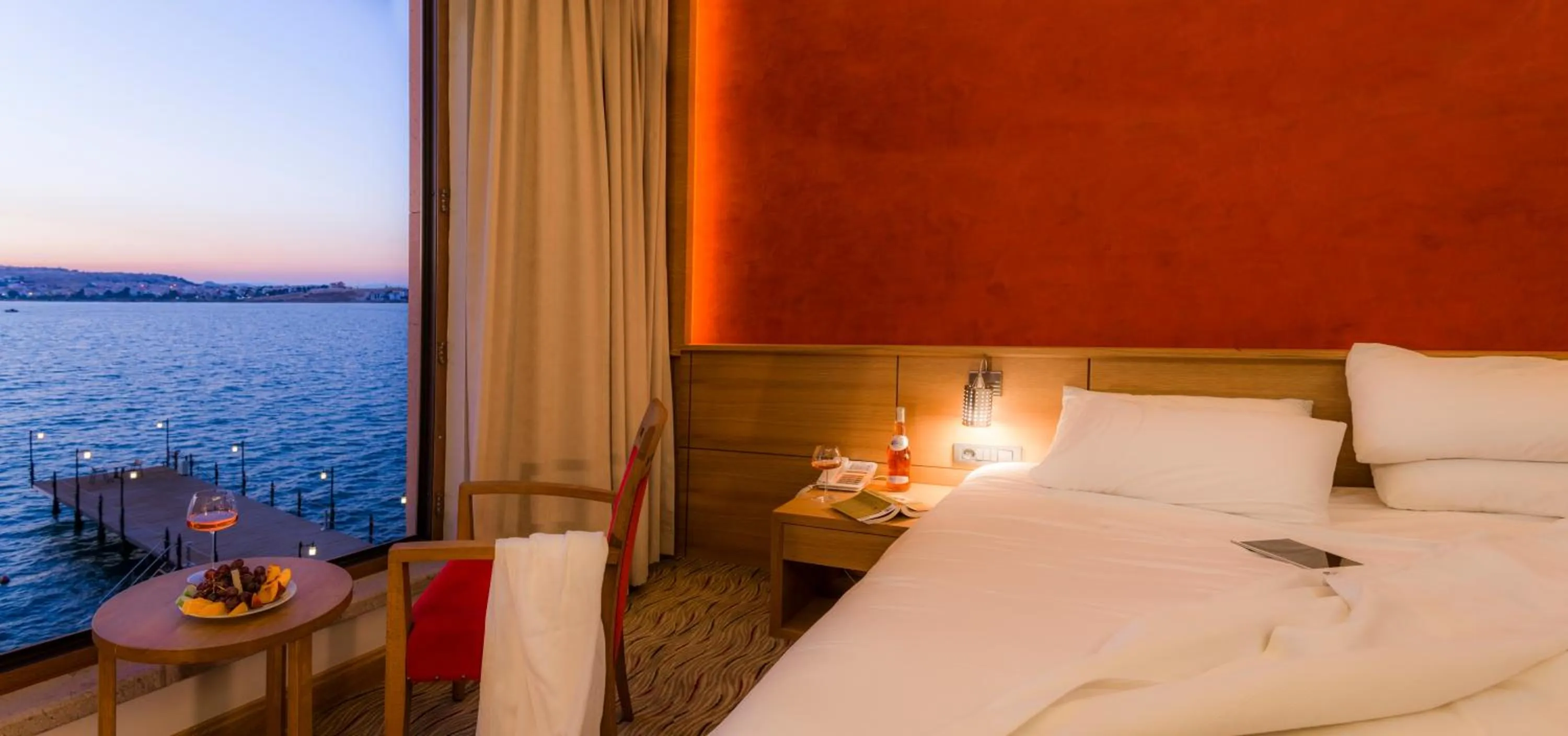 Sunset, Bed in Bacacan Otel