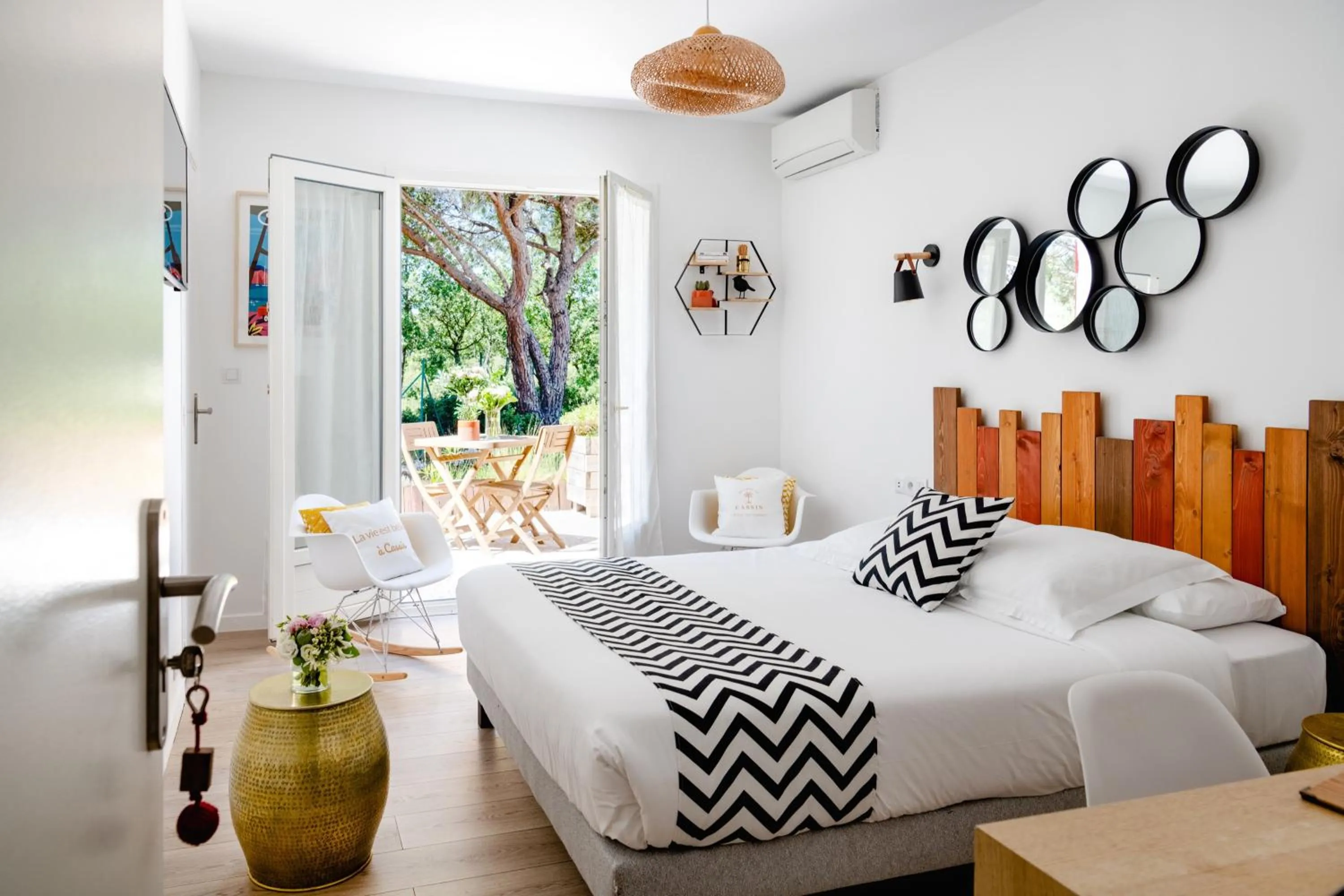 Bedroom, Bed in LES VOLETS ROUGES - Hôtel Cassis - Situé dans le Parc National des Calanques - Parking Gratuit