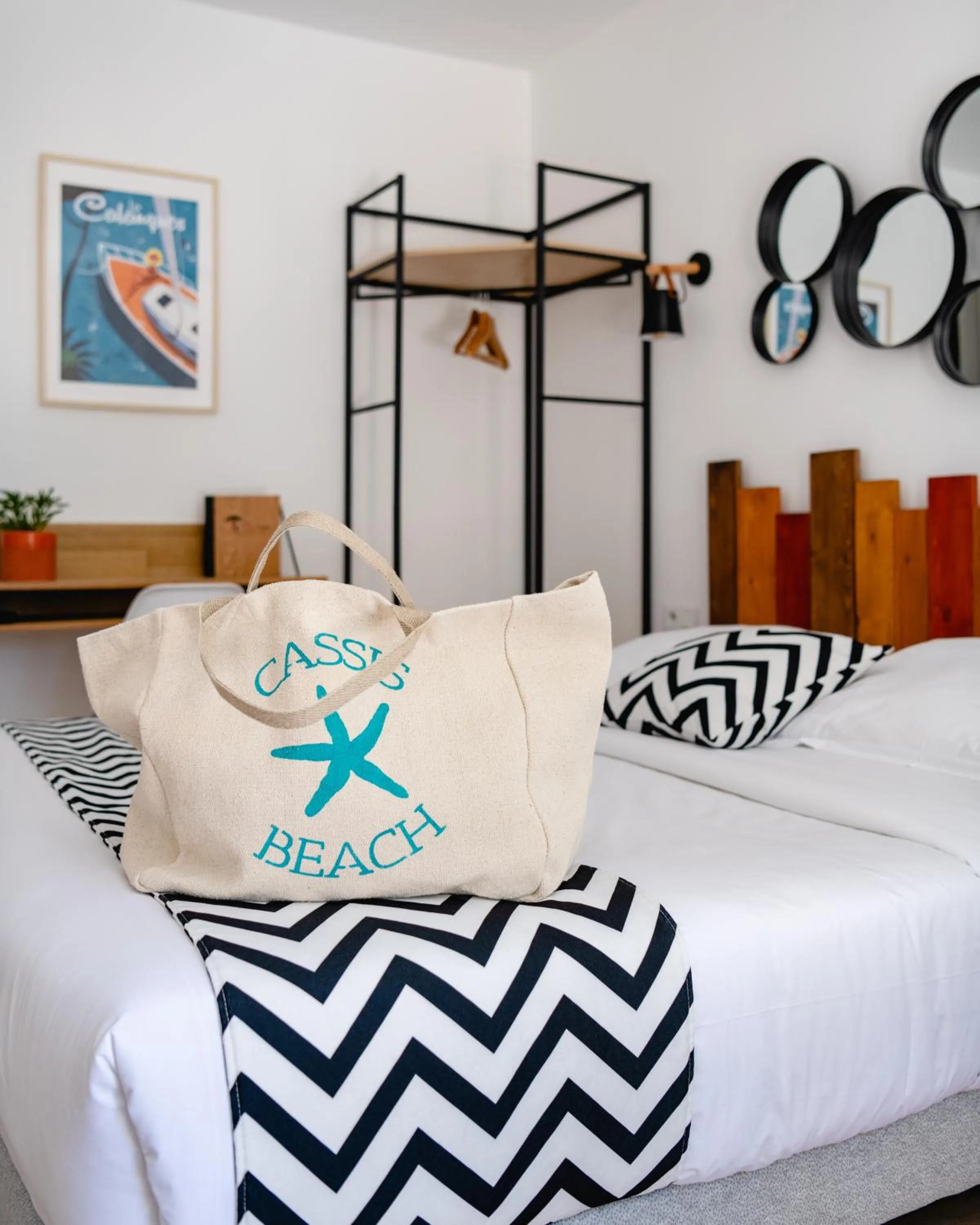 Photo of the whole room, Bed in Les Volets Rouges - Hôtel Cassis - Situé dans le Parc National des Calanques