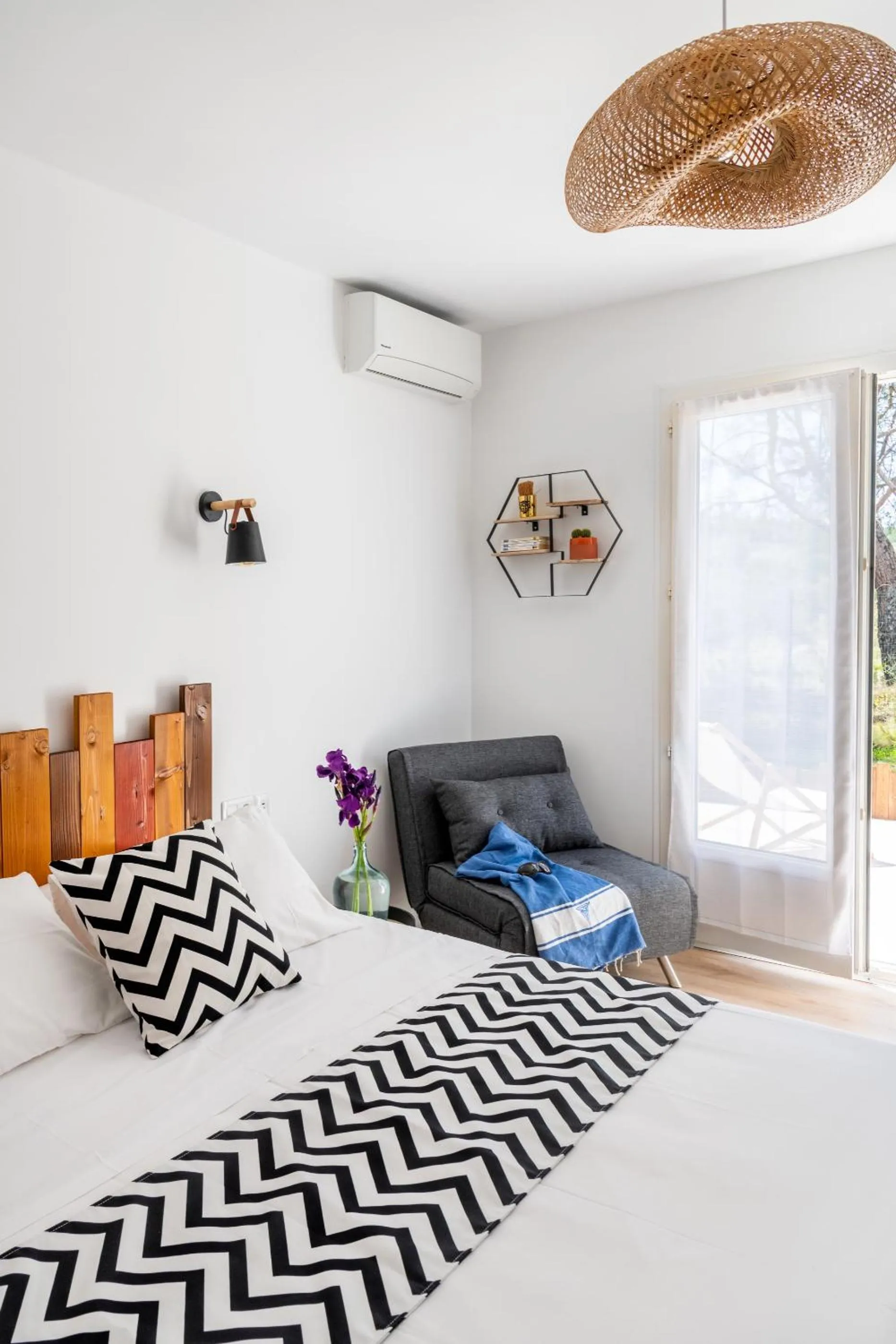 Bedroom, Bed in Les Volets Rouges - Hôtel Cassis - Situé dans le Parc National des Calanques