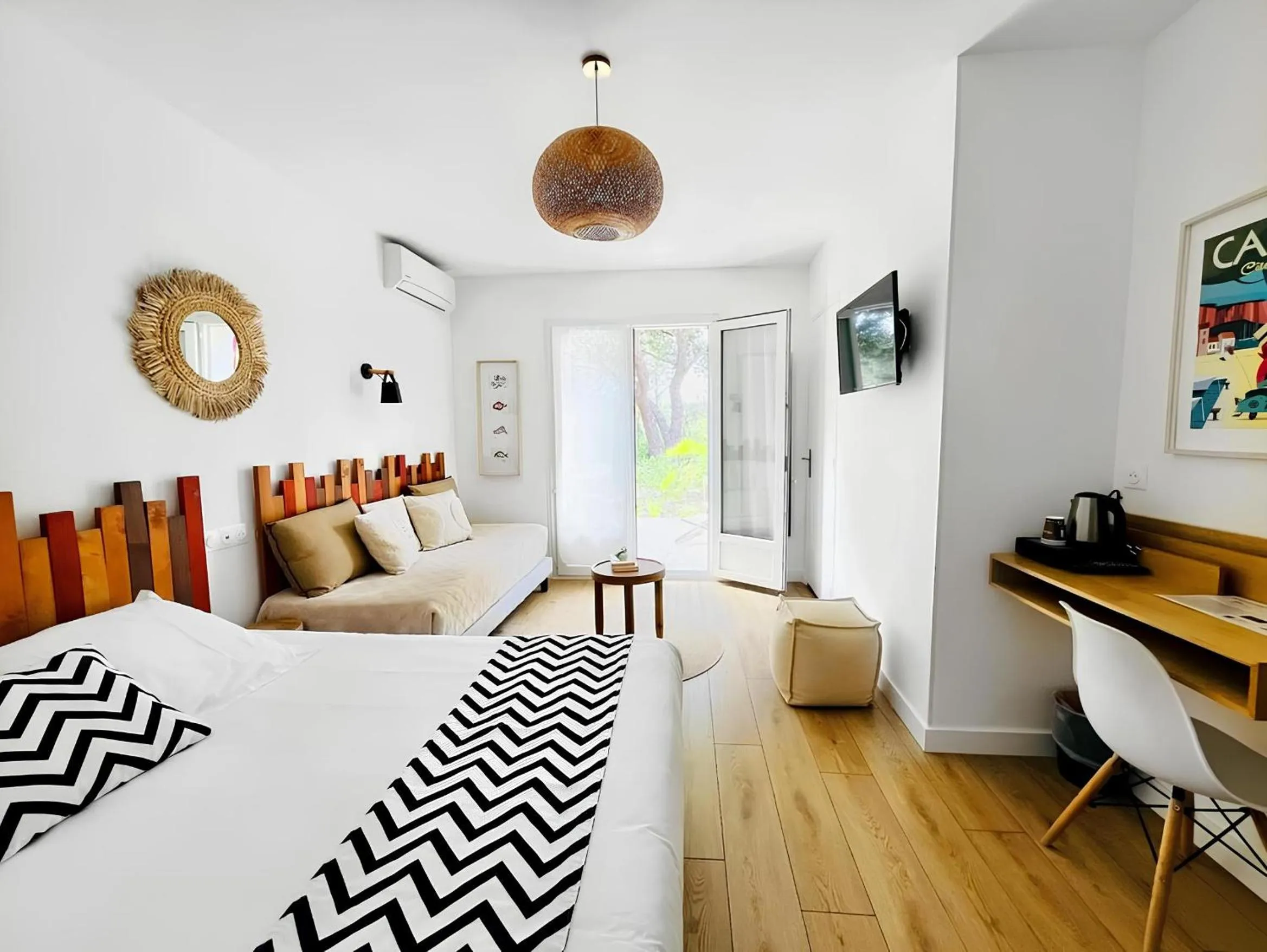 Bedroom, Bed in LES VOLETS ROUGES - Hôtel Cassis - Situé dans le Parc National des Calanques - Parking Gratuit