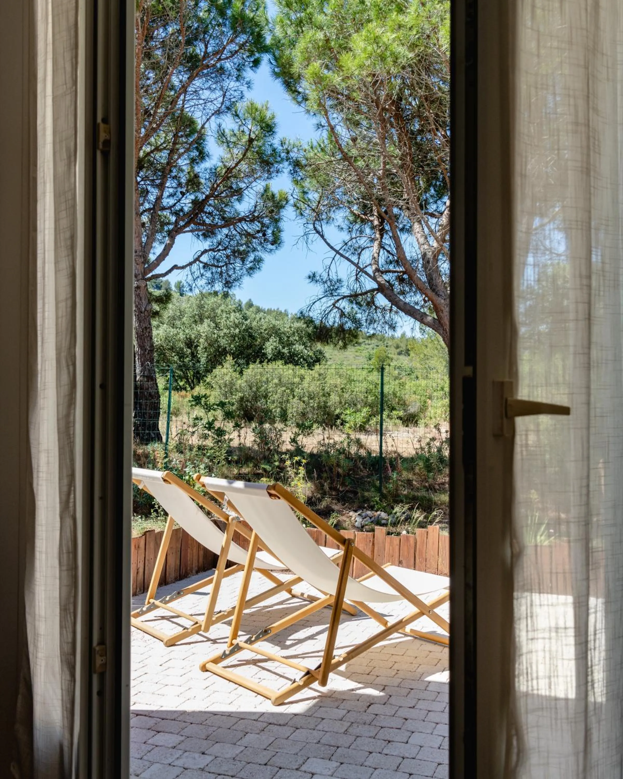 Patio in LES VOLETS ROUGES - Hôtel Cassis - Situé dans le Parc National des Calanques - Parking Gratuit