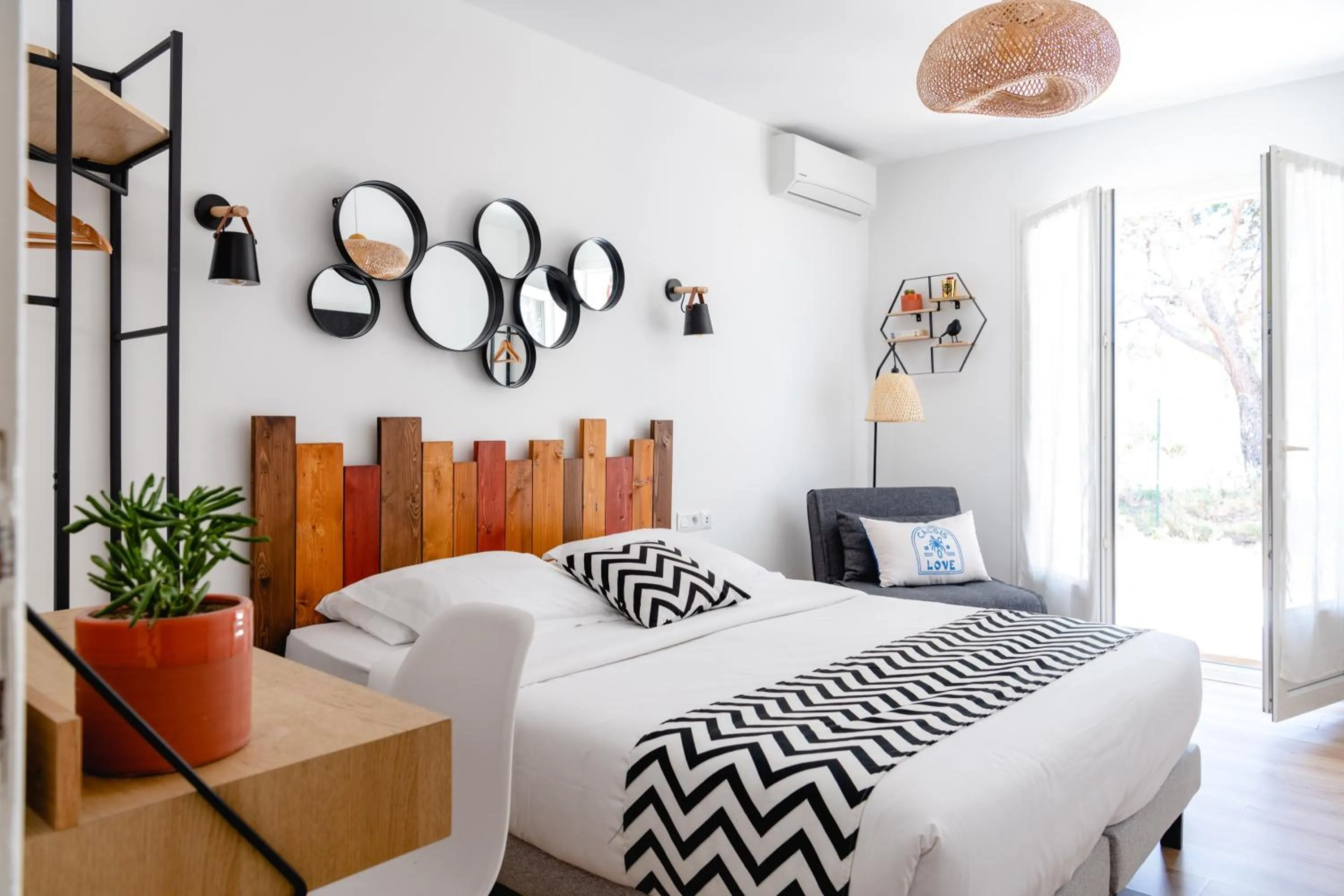 Bedroom, Bed in LES VOLETS ROUGES - Hôtel Cassis - Situé dans le Parc National des Calanques - Parking Gratuit