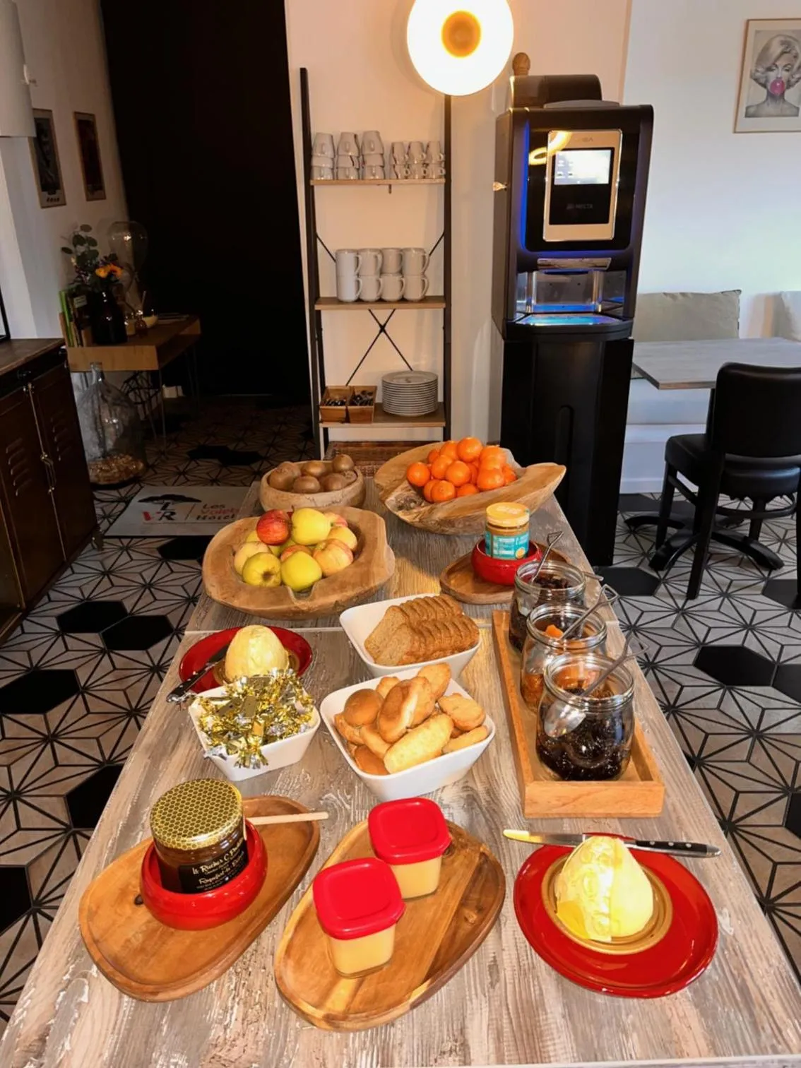 Breakfast in LES VOLETS ROUGES - Hôtel Cassis - Situé dans le Parc National des Calanques - Parking Gratuit