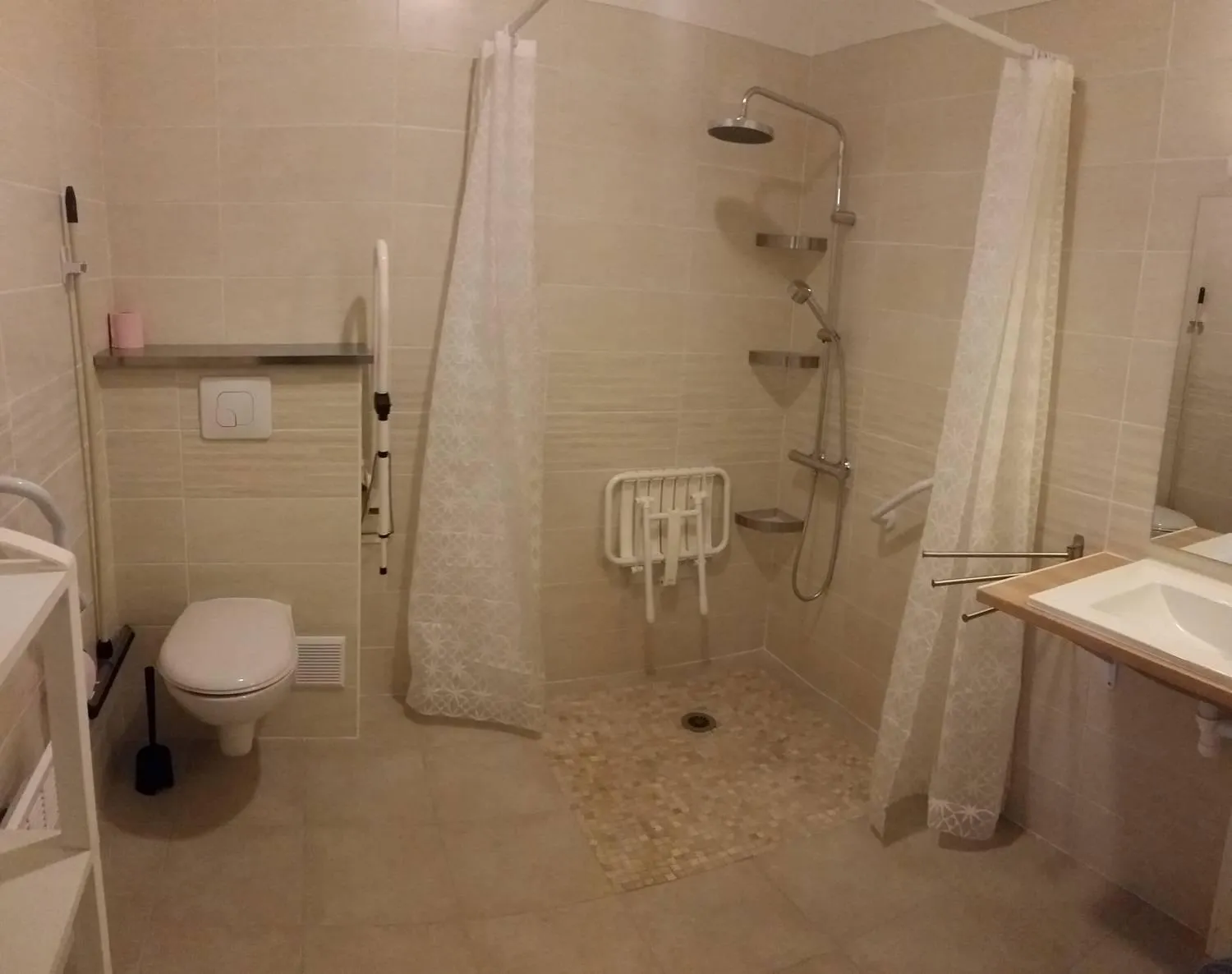 Bathroom in Les Volets Rouges - Hôtel Cassis - Situé dans le Parc National des Calanques