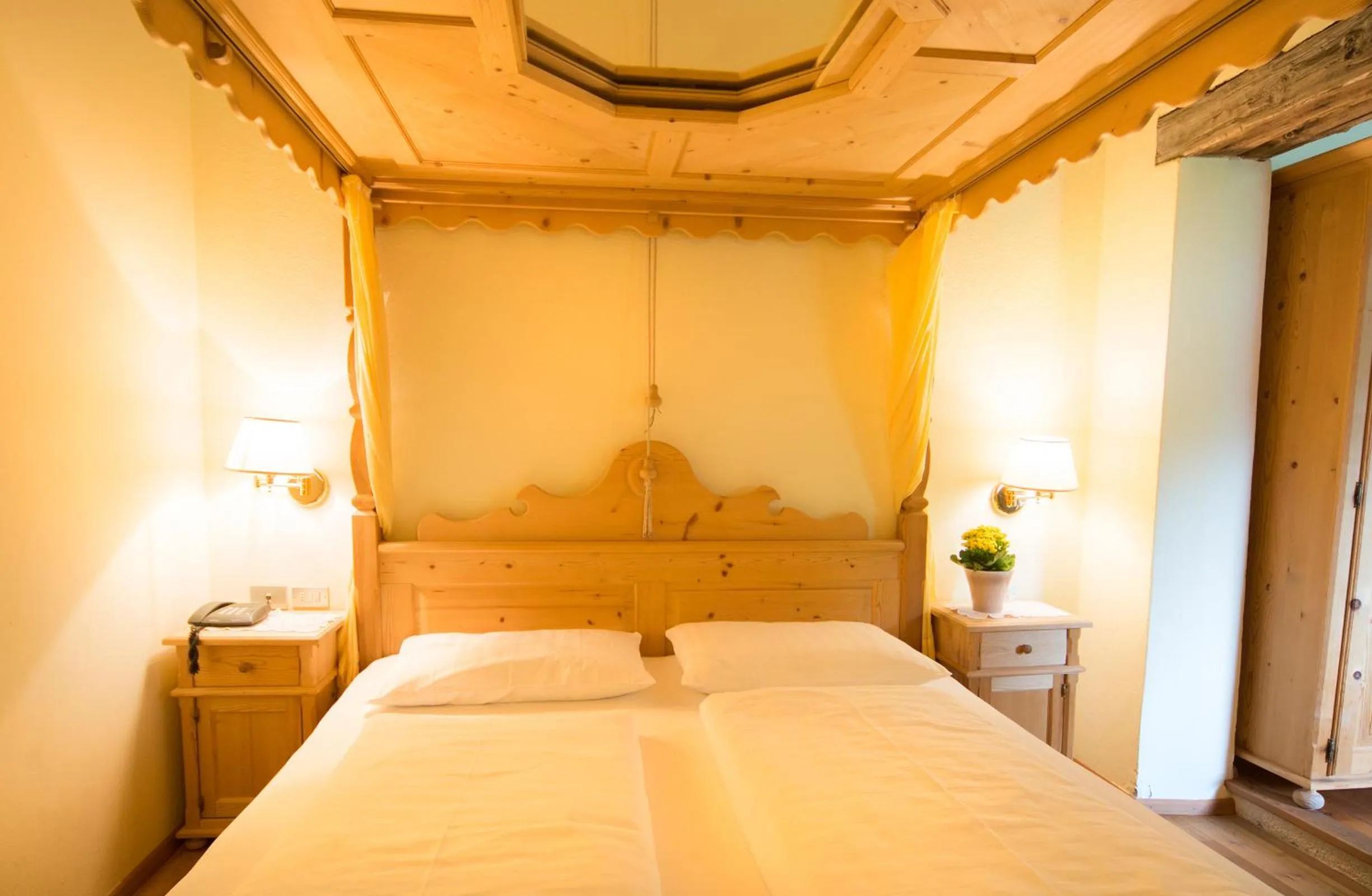 Photo of the whole room, Bed in Berghotel Kason