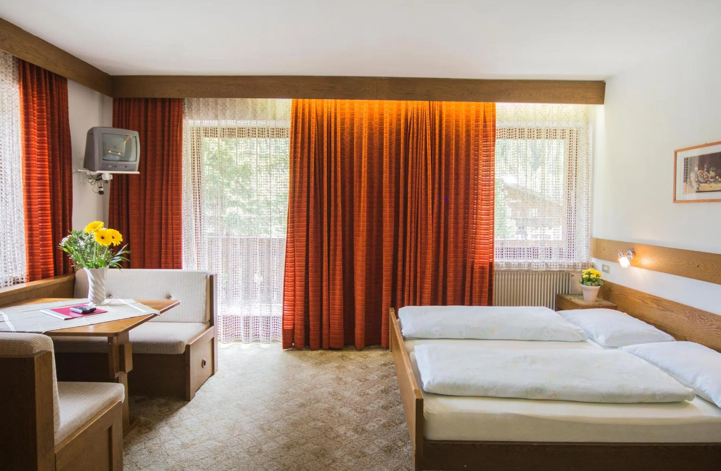 Photo of the whole room, Bed in Berghotel Kason