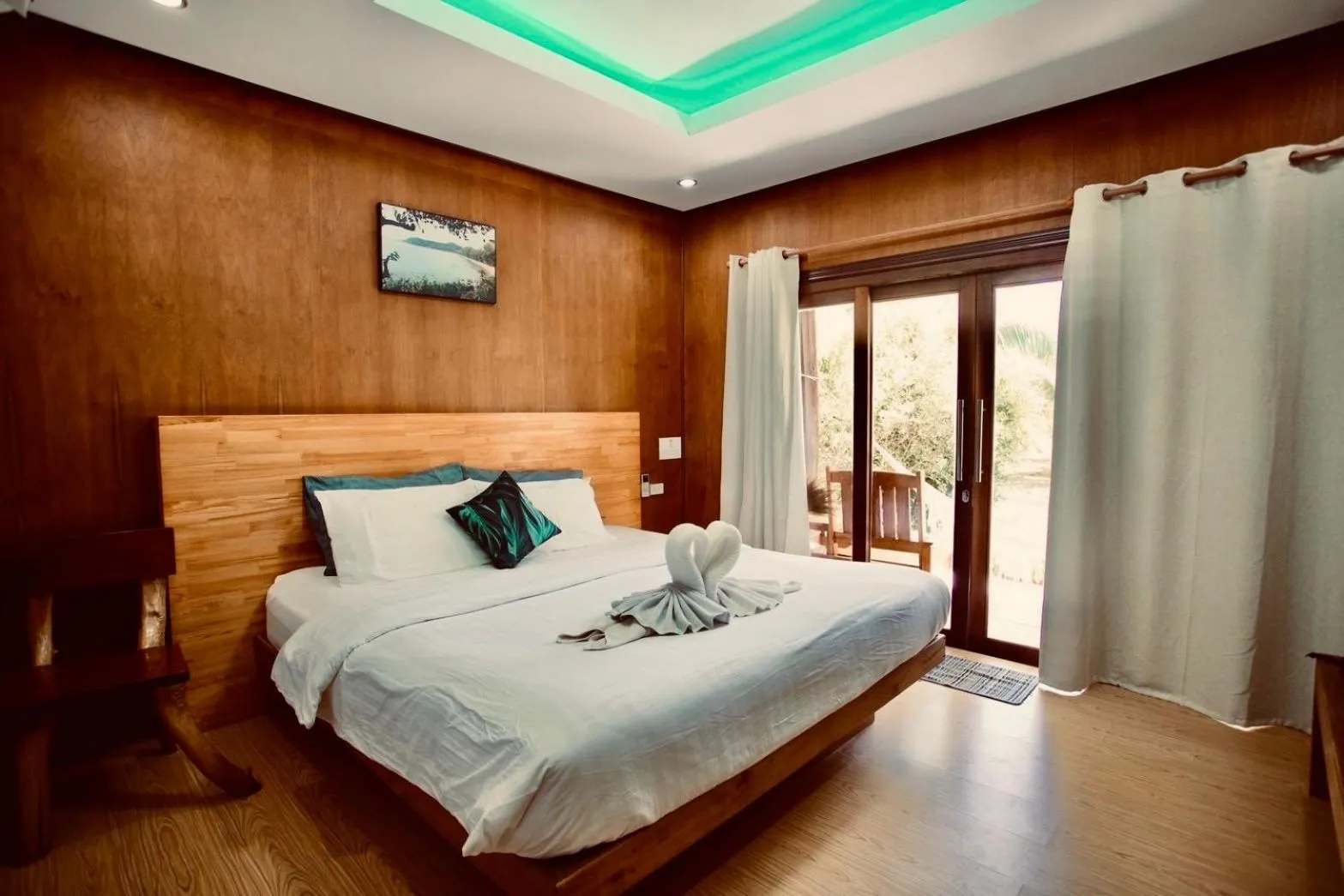 Bed in Suan Maprao Ko Kut Resort