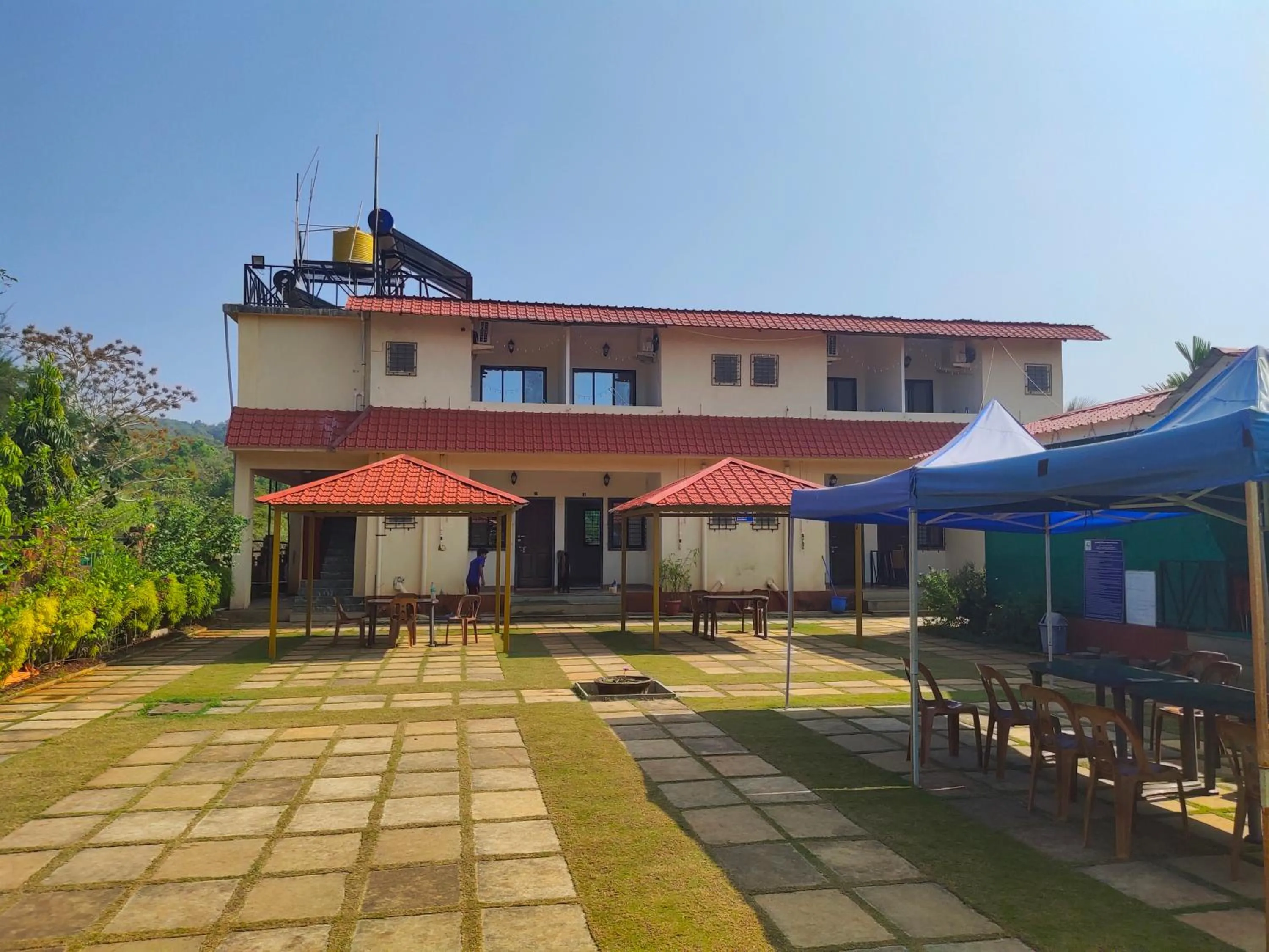 Restaurant/places to eat in Whistling Waves Beach Resort