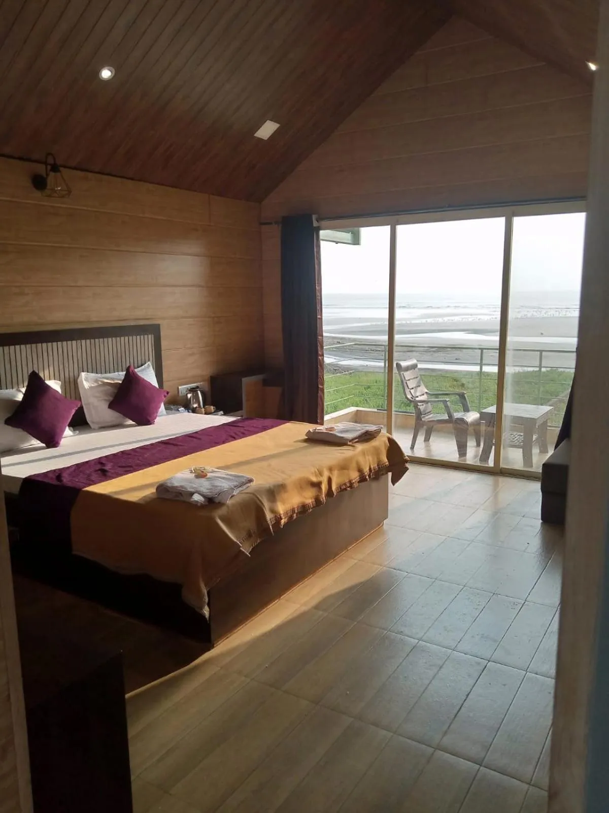 Sea view, Bed in Whistling Waves Beach Resort