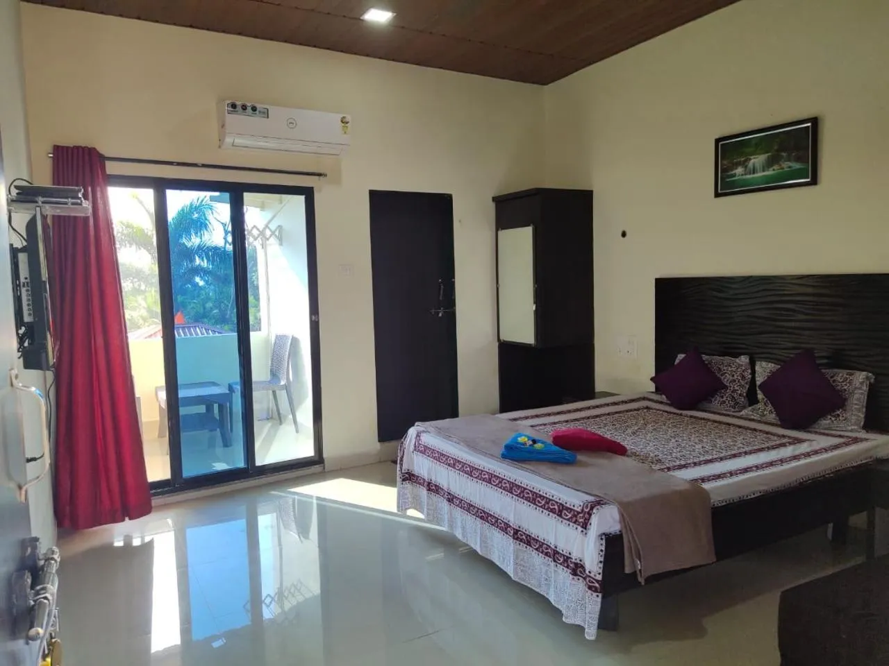 Bed in Whistling Waves Beach Resort