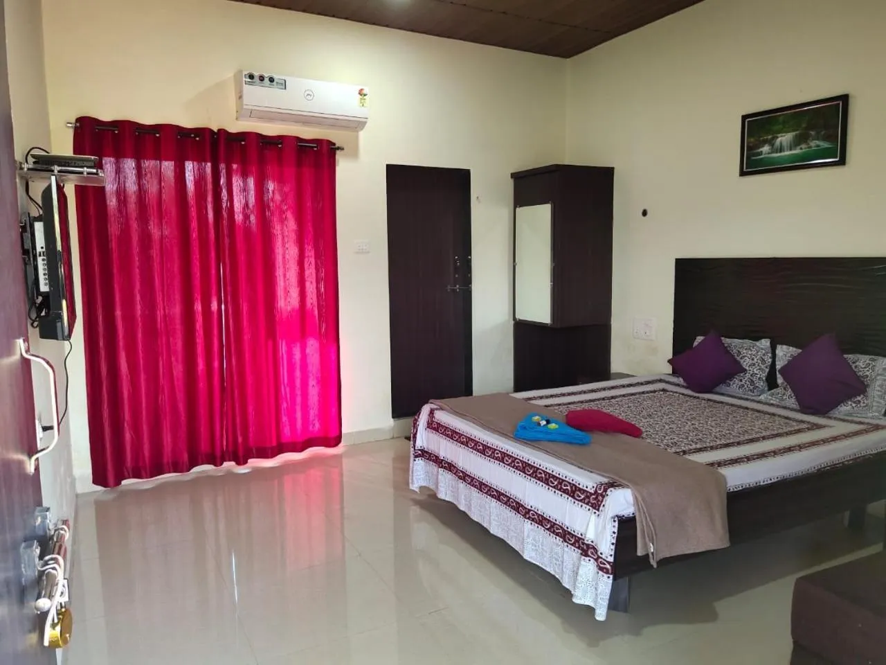 Bed in Whistling Waves Beach Resort