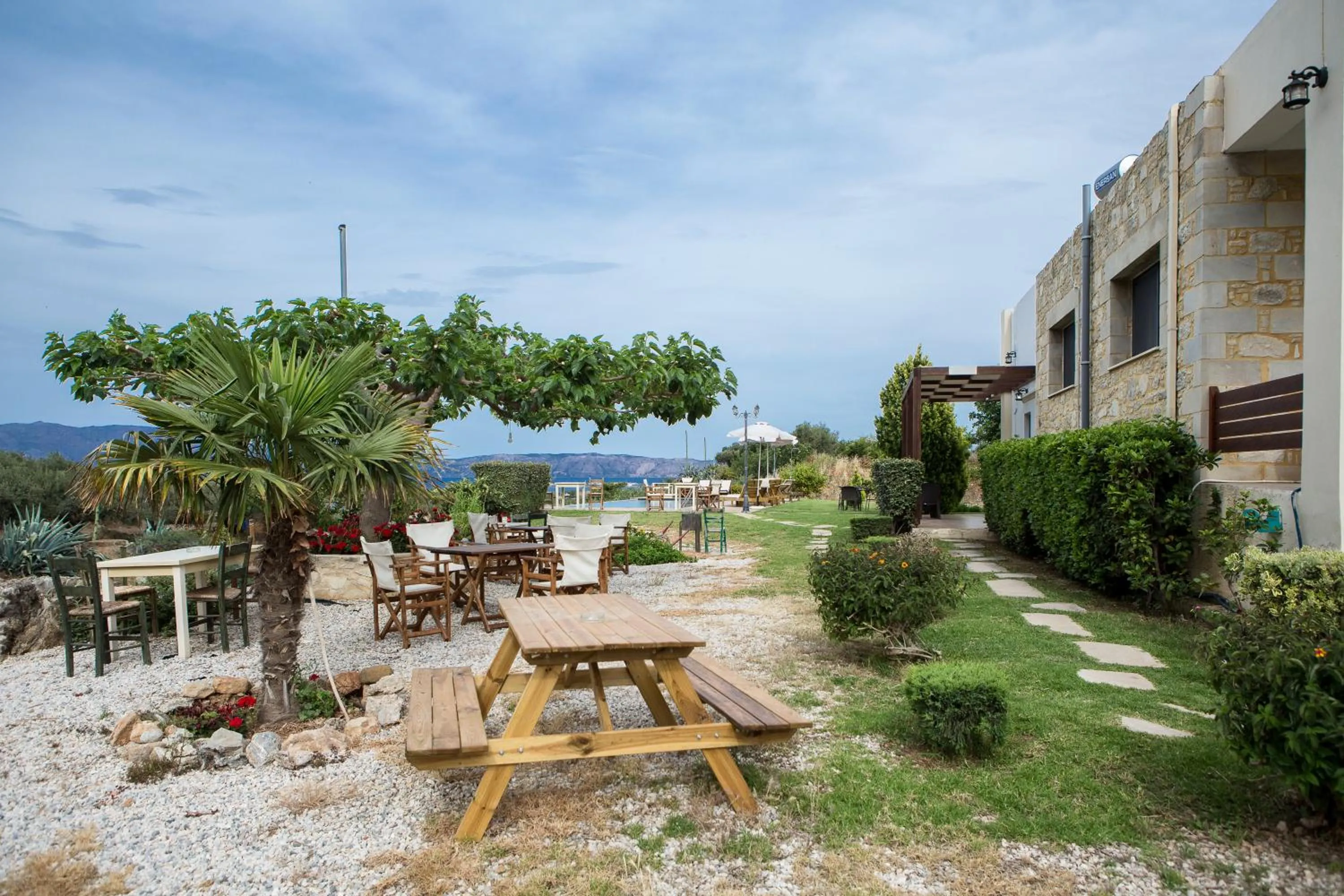 Agarathos Rooms & Pool Kaliviani -On the road to Balos