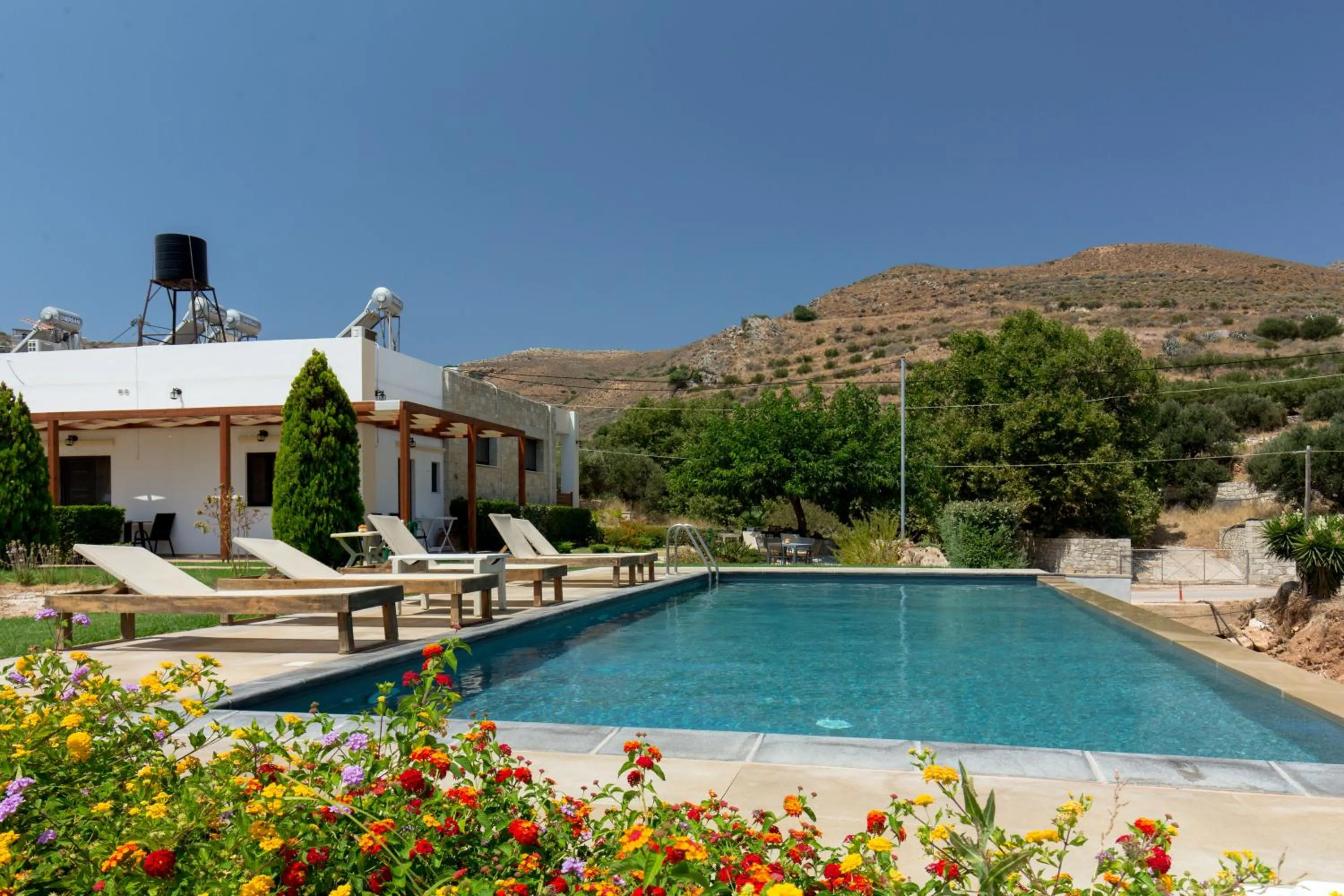 Agarathos Rooms & Pool Kaliviani -On the road to Balos