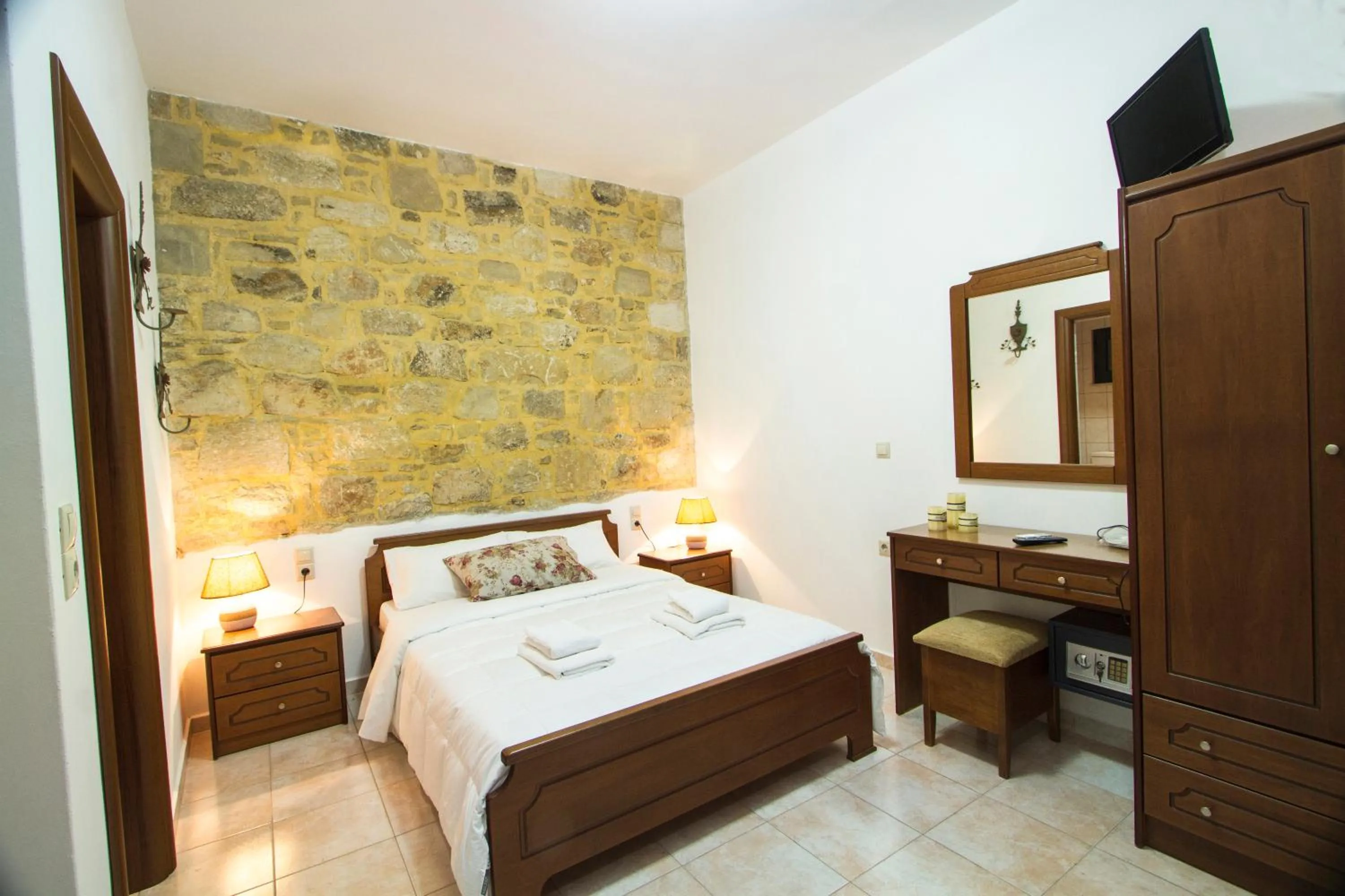Double Room in Agarathos Rooms & Pool Kaliviani -On the road to Balos