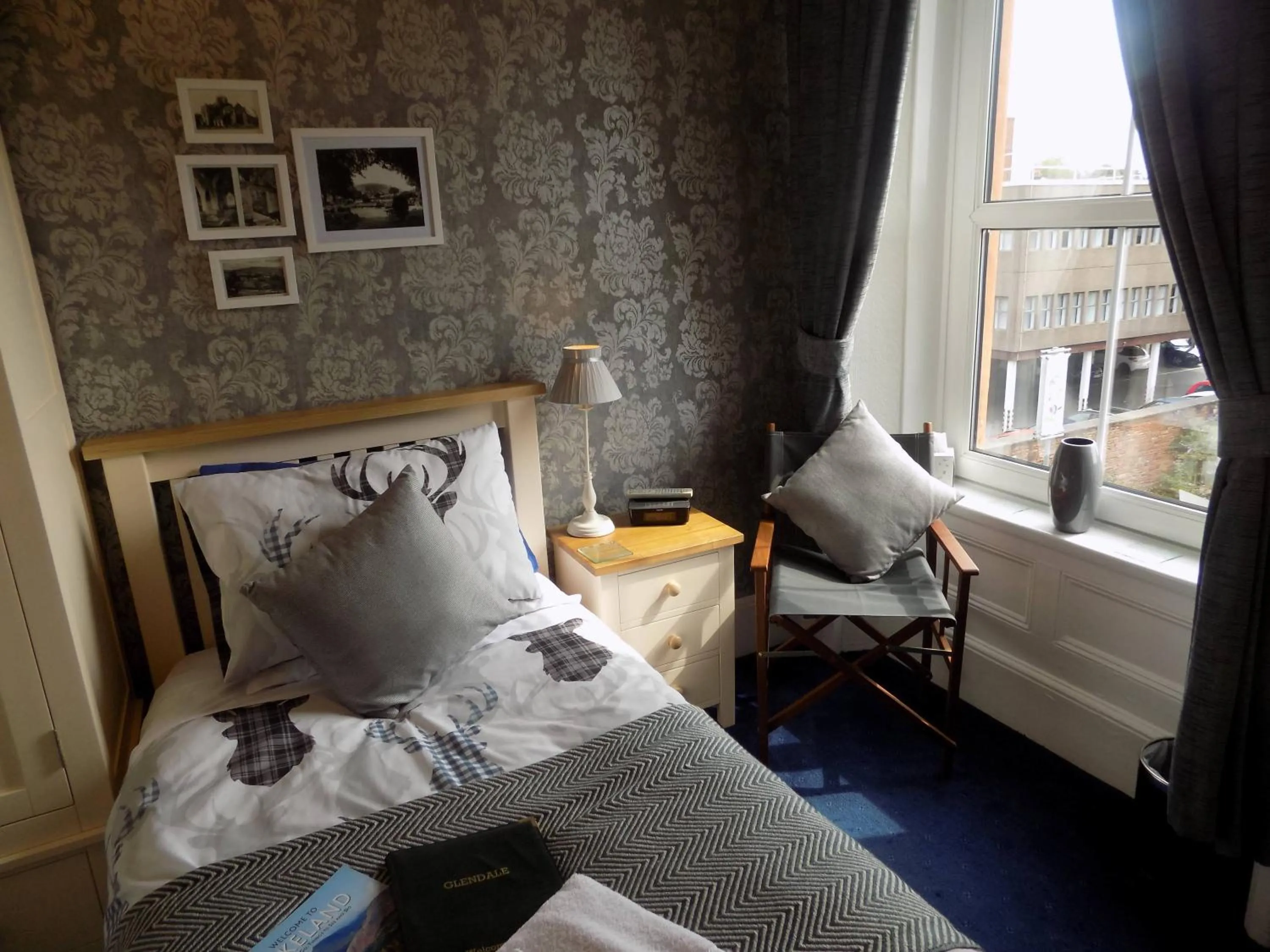 Photo of the whole room, Bed in Glendale Guest House