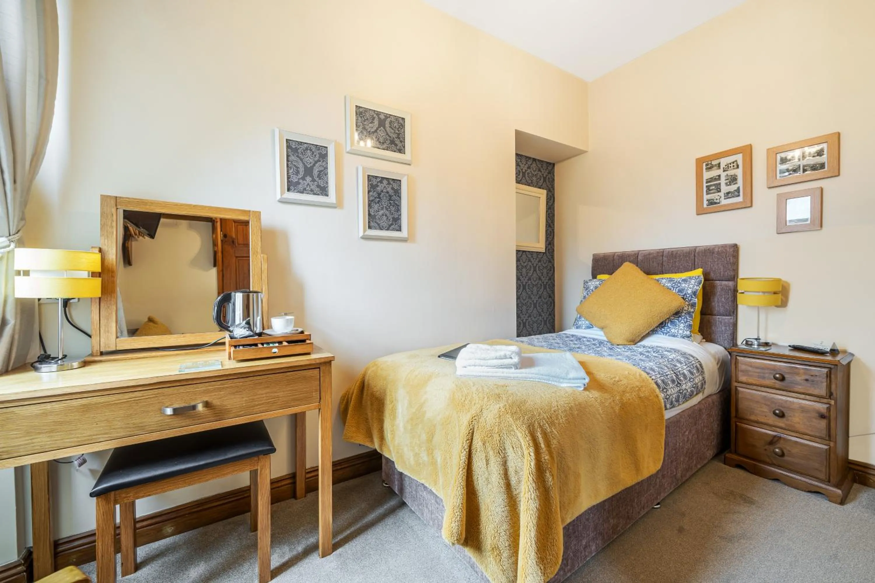 Bed in Glendale Guest House