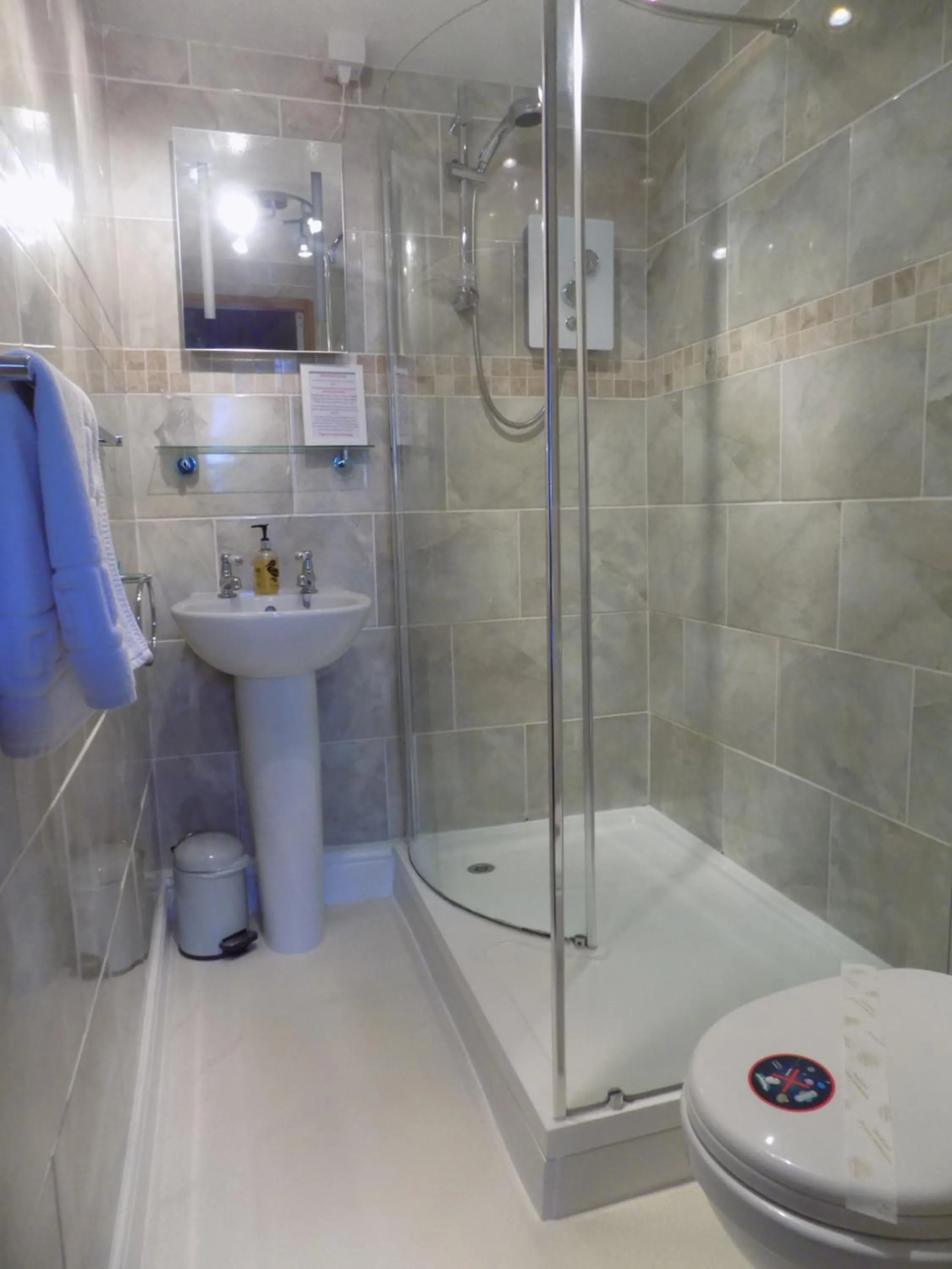 Shower in Glendale Guest House