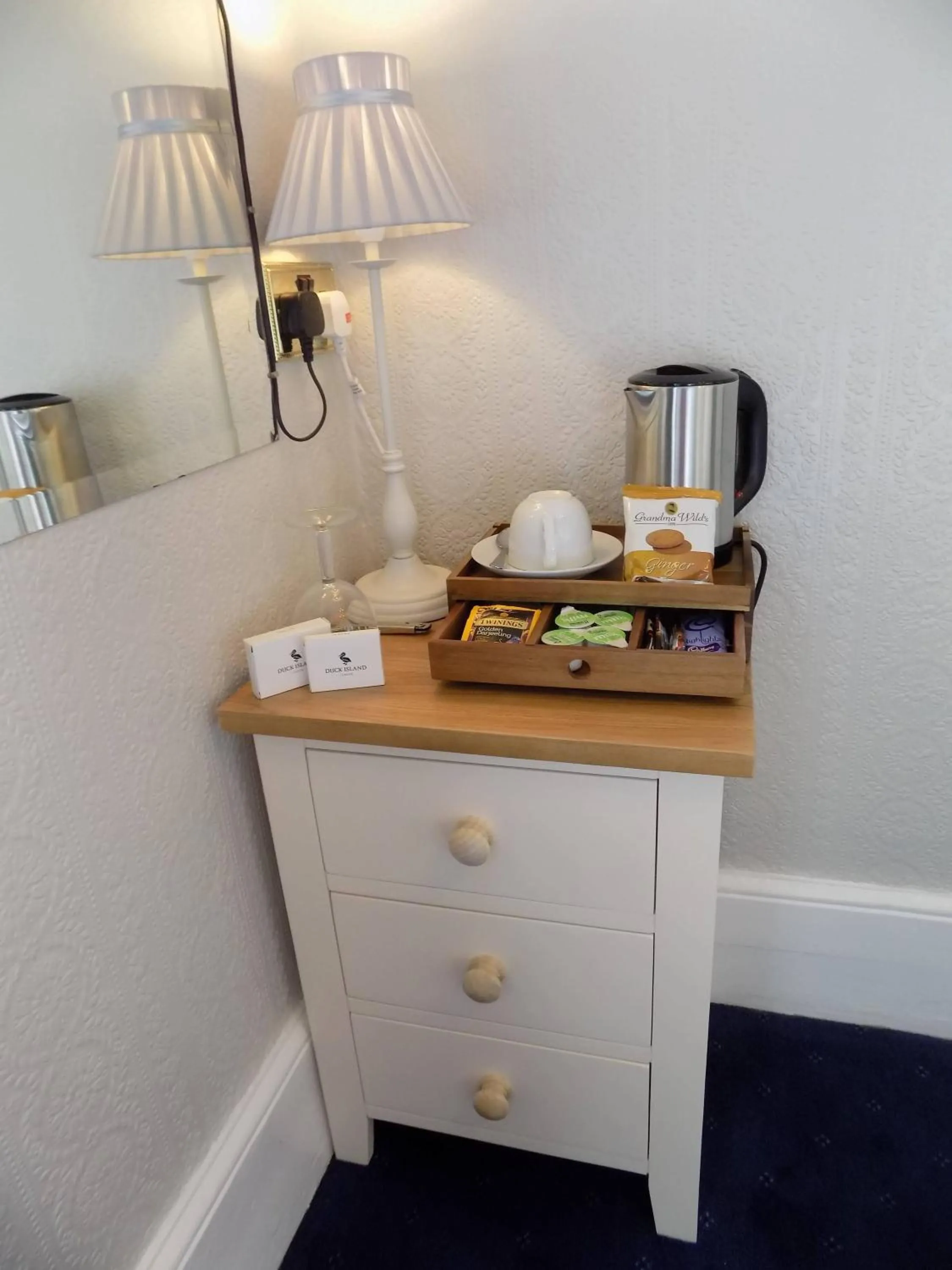 Coffee/tea facilities in Glendale Guest House