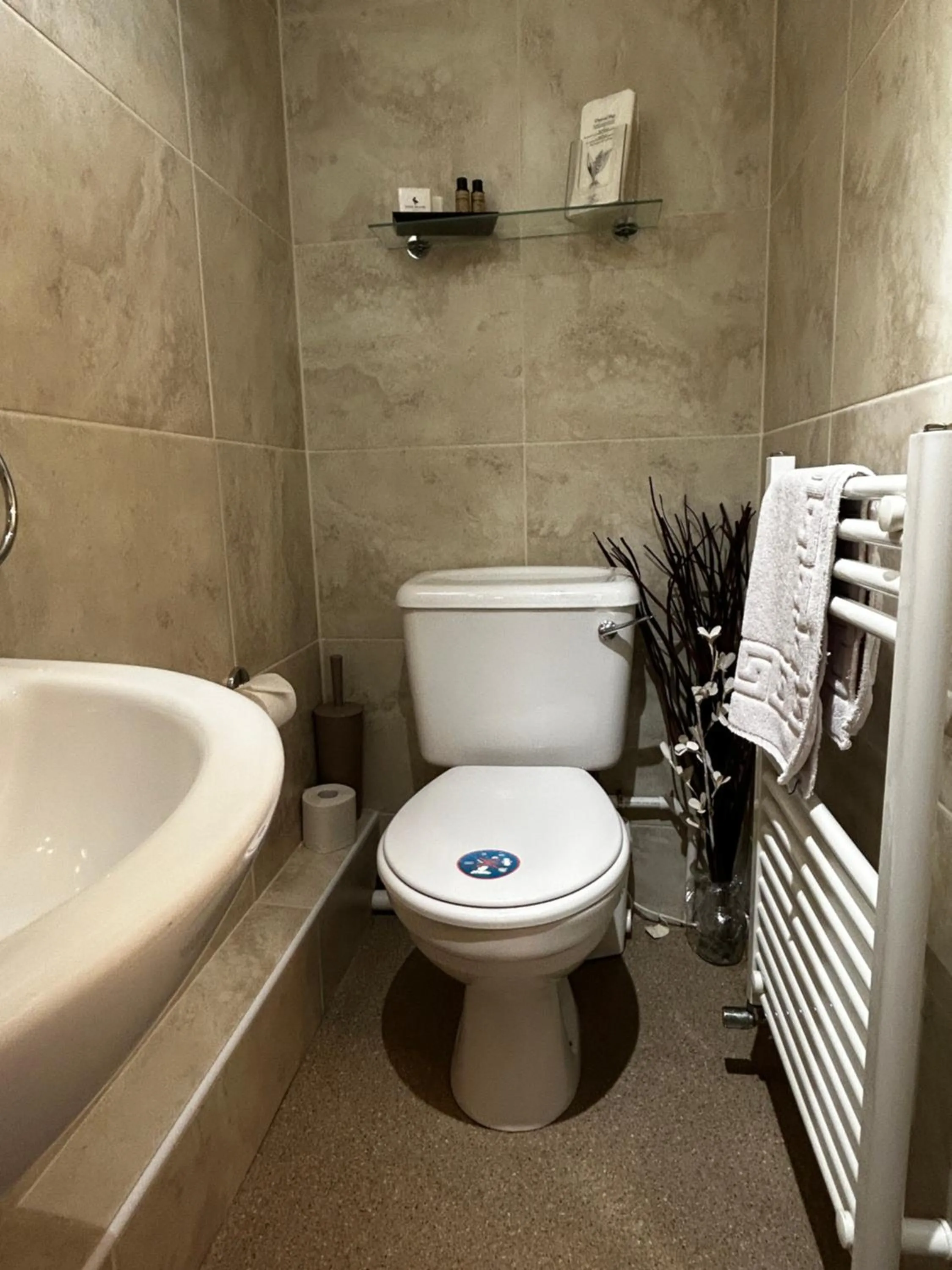 Toilet in Glendale Guest House
