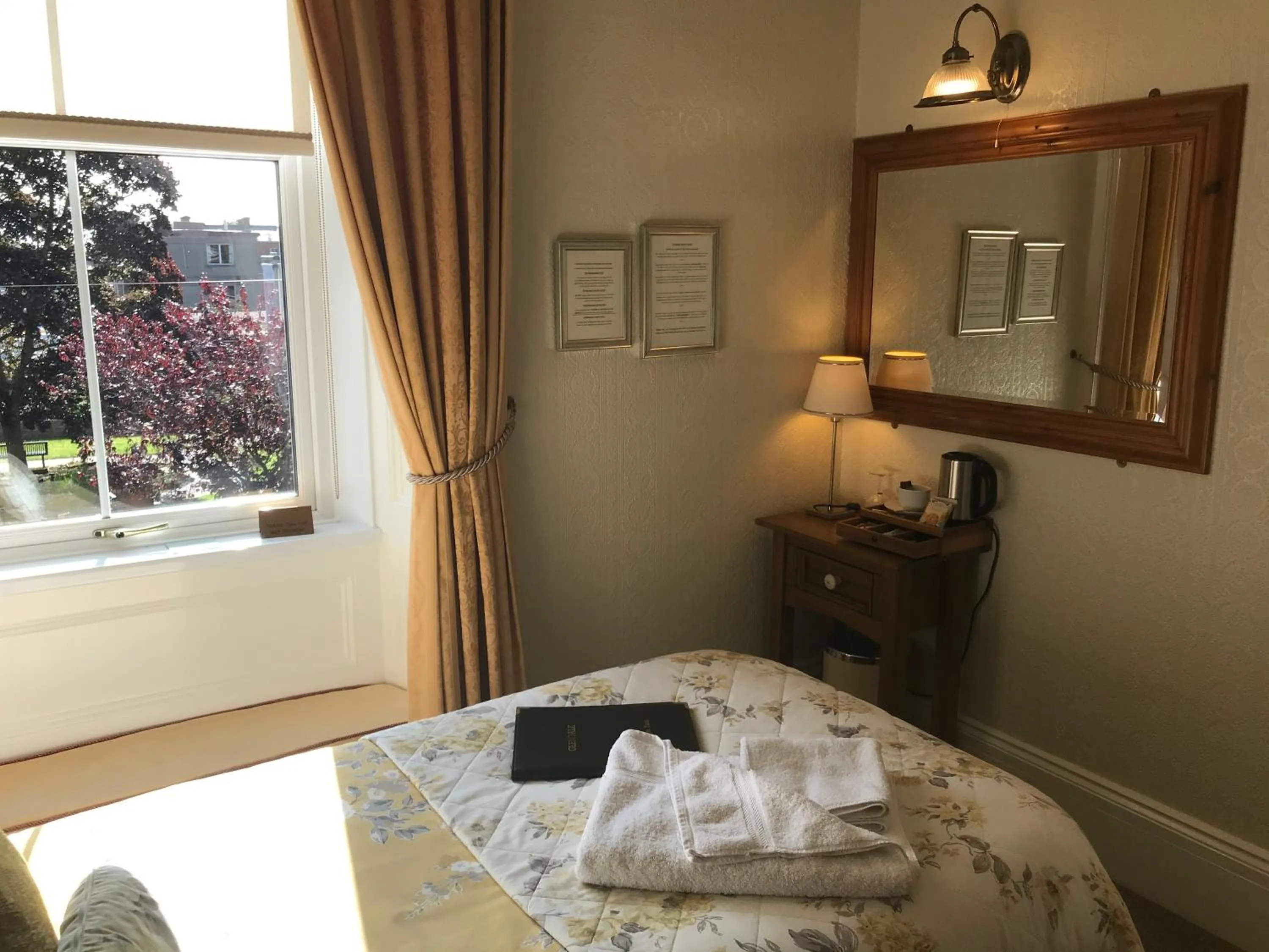 Bed in Glendale Guest House