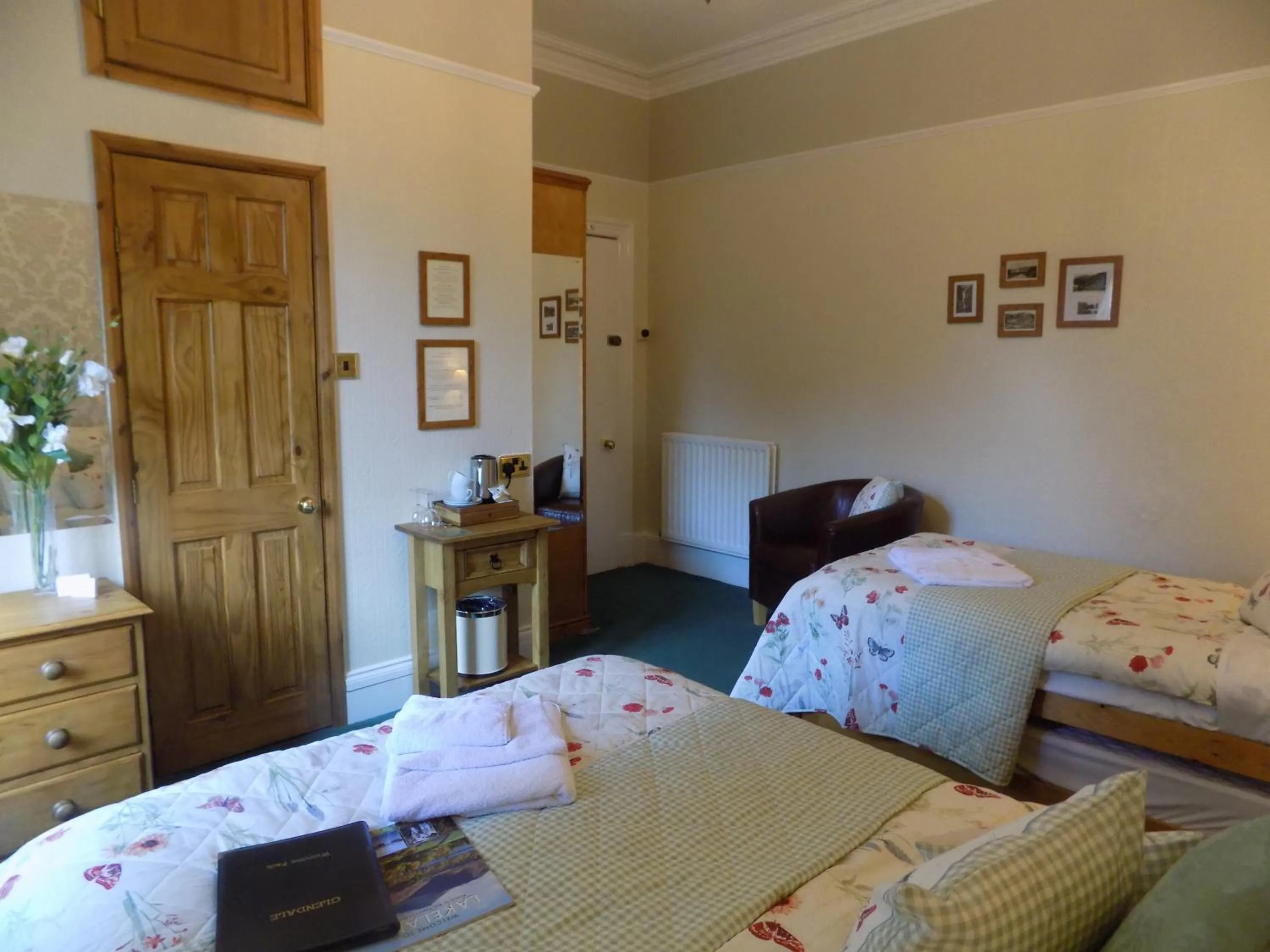 Photo of the whole room, Bed in Glendale Guest House