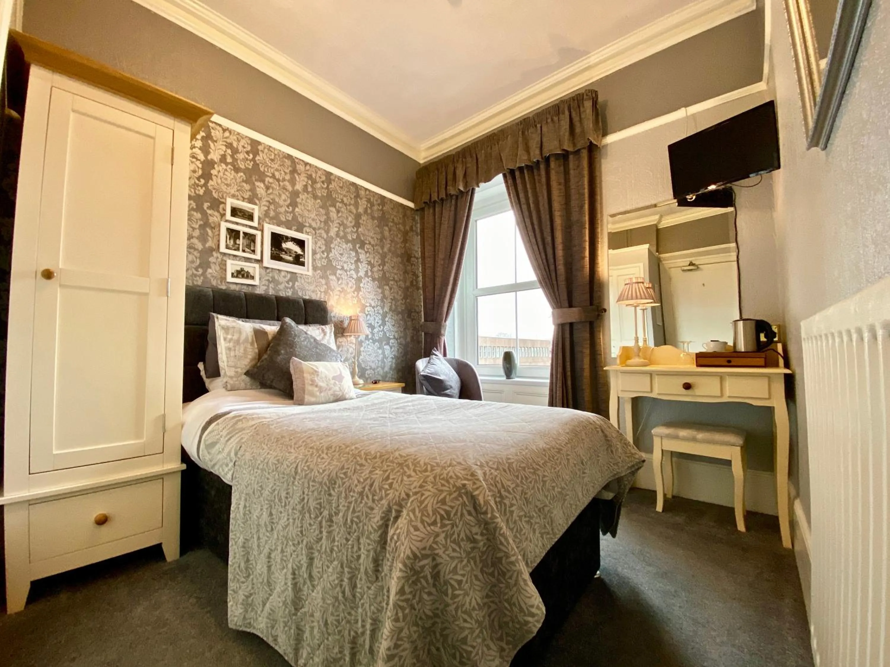 Photo of the whole room, Bed in Glendale Guest House