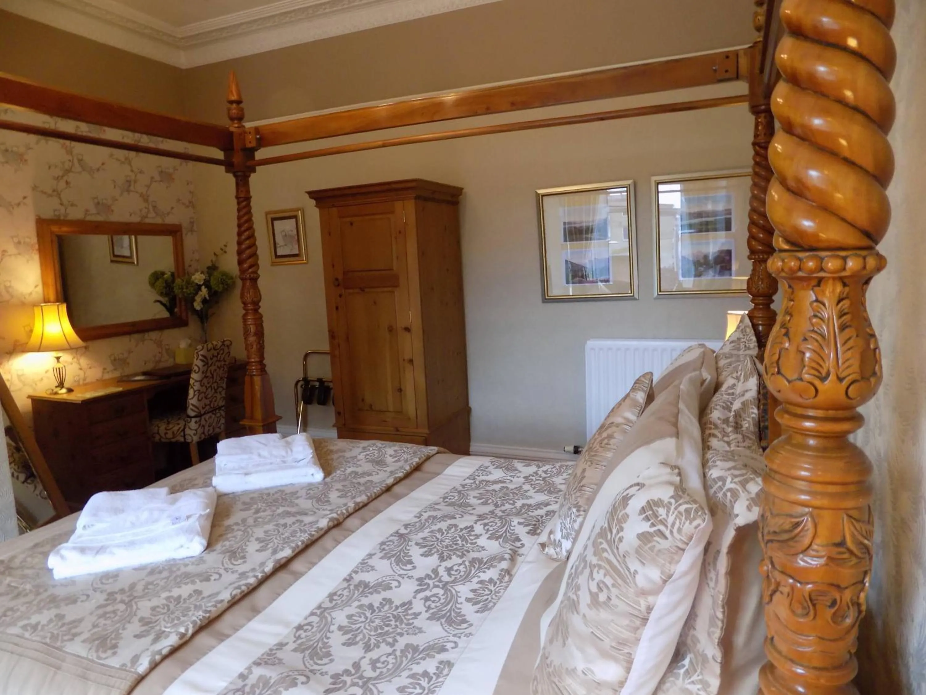 Photo of the whole room, Bed in Glendale Guest House