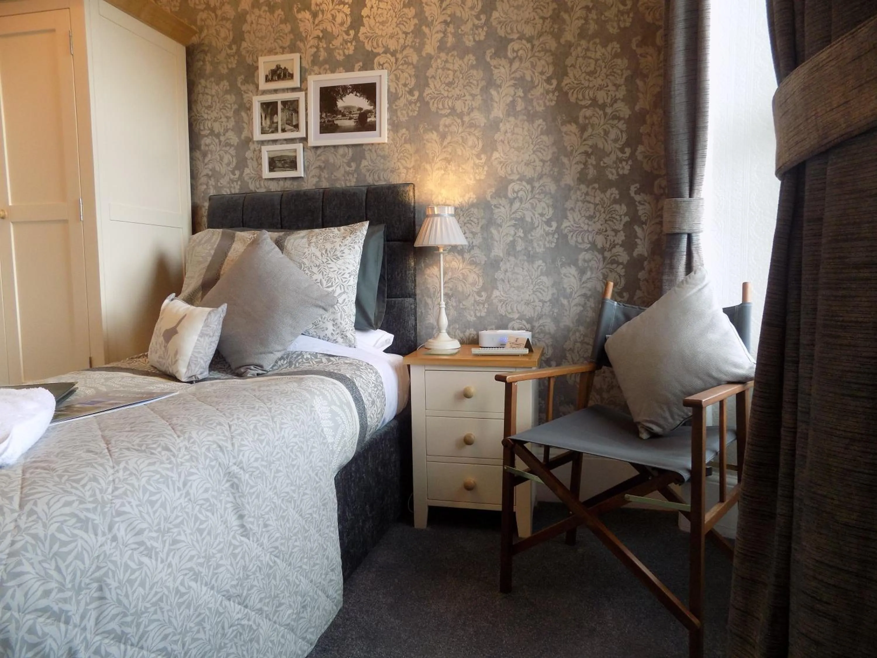 Photo of the whole room, Bed in Glendale Guest House