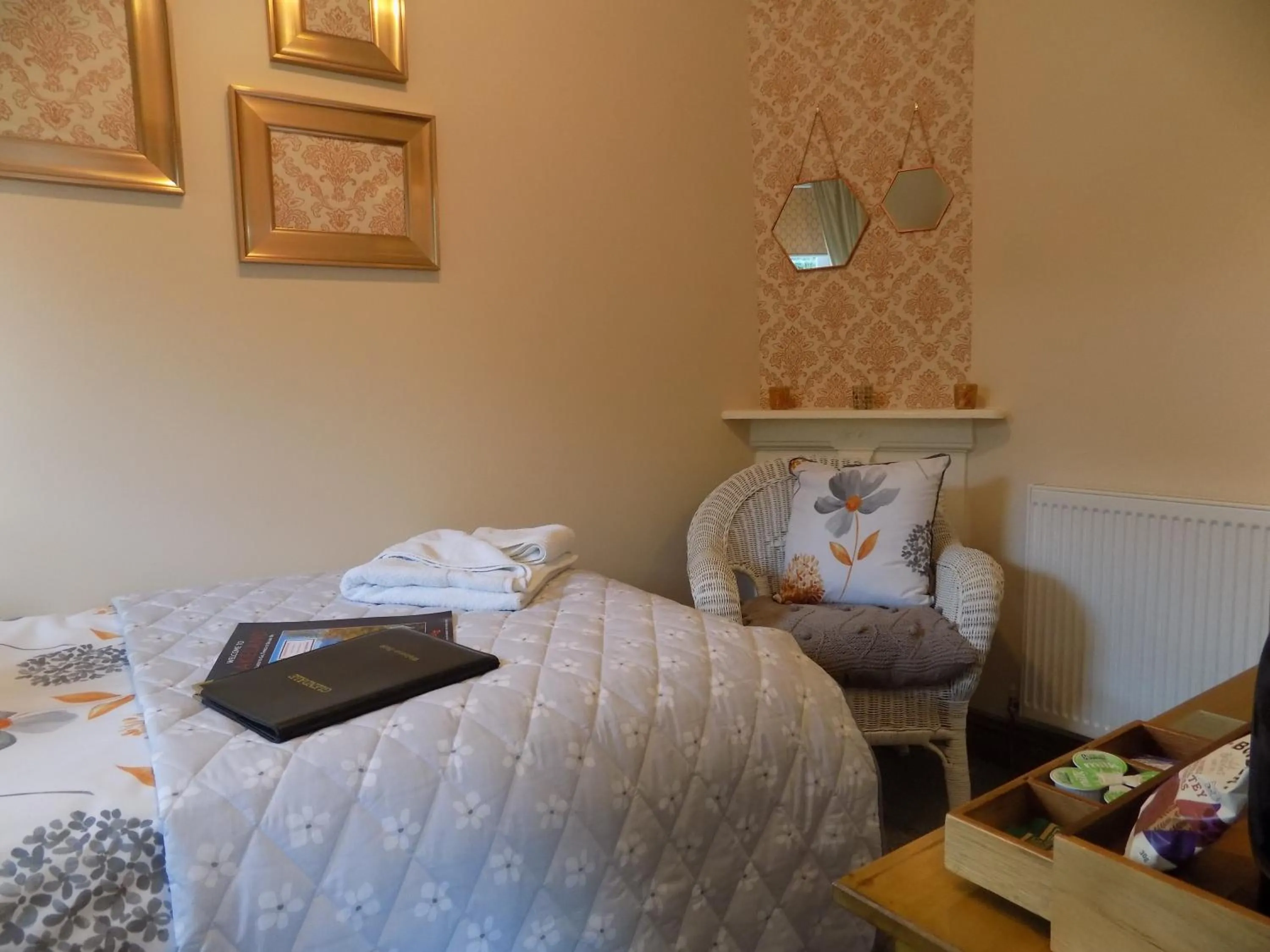 Bedroom, Bed in Glendale Guest House