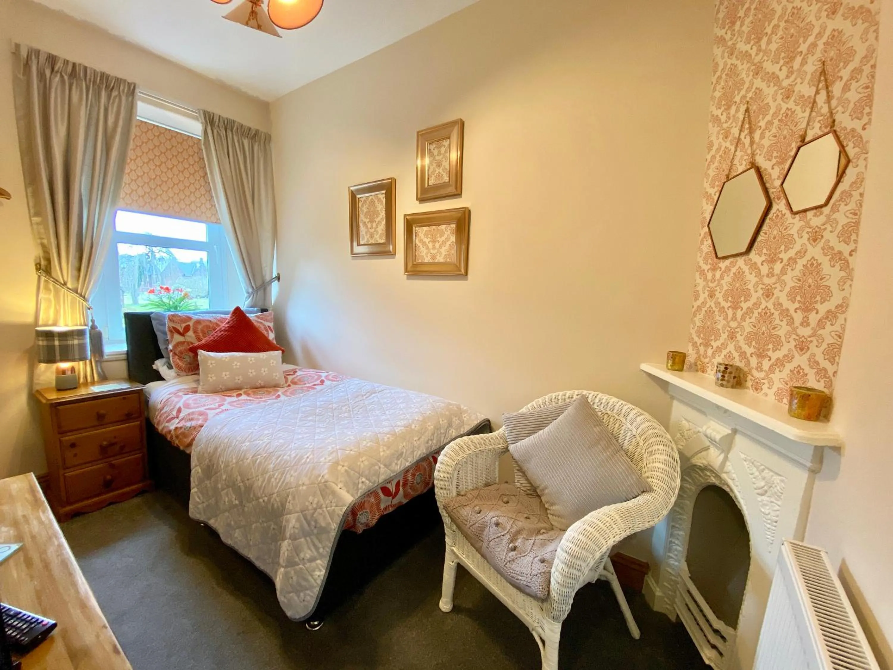 Bedroom, Bed in Glendale Guest House
