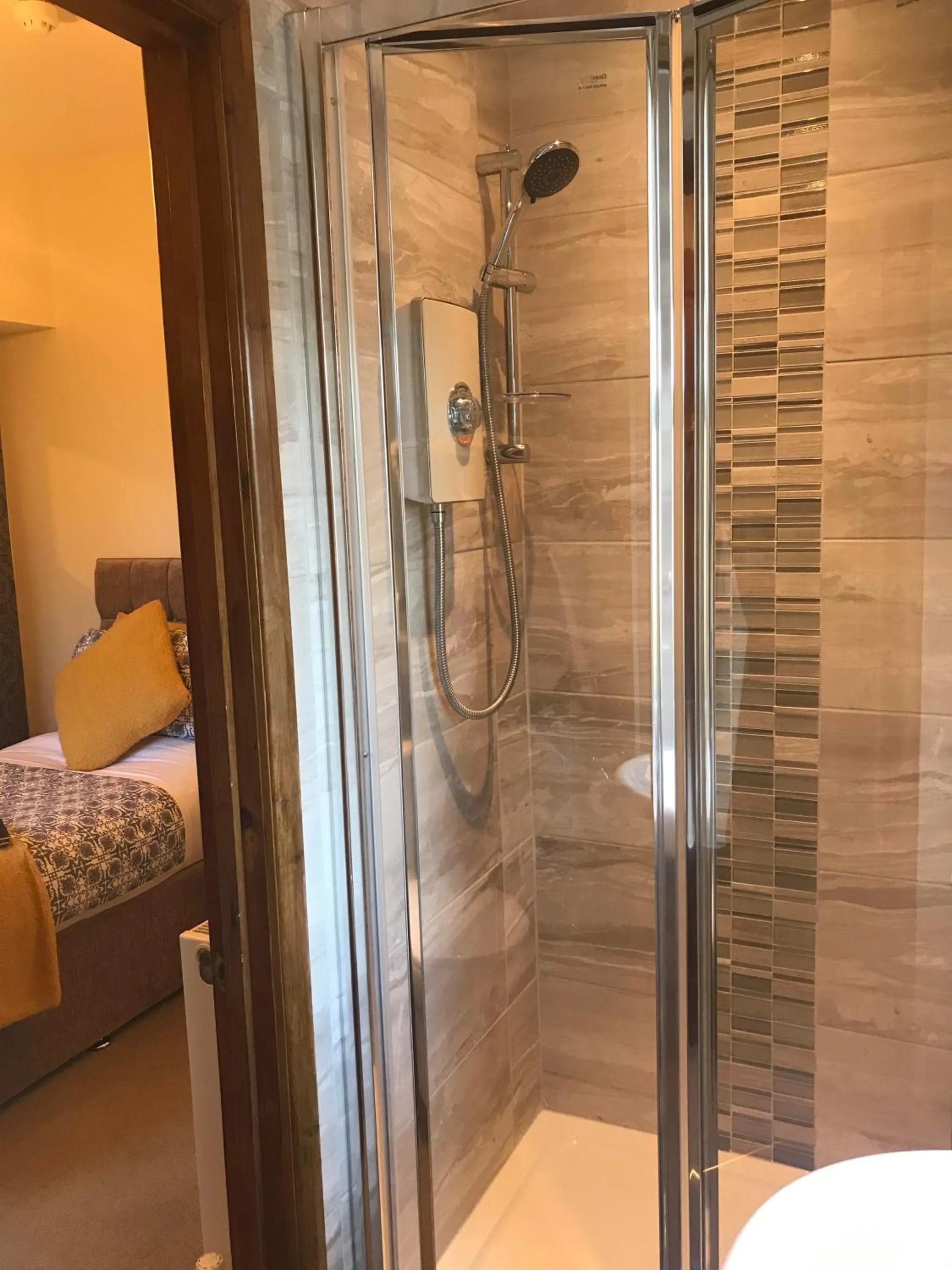 Shower in Glendale Guest House