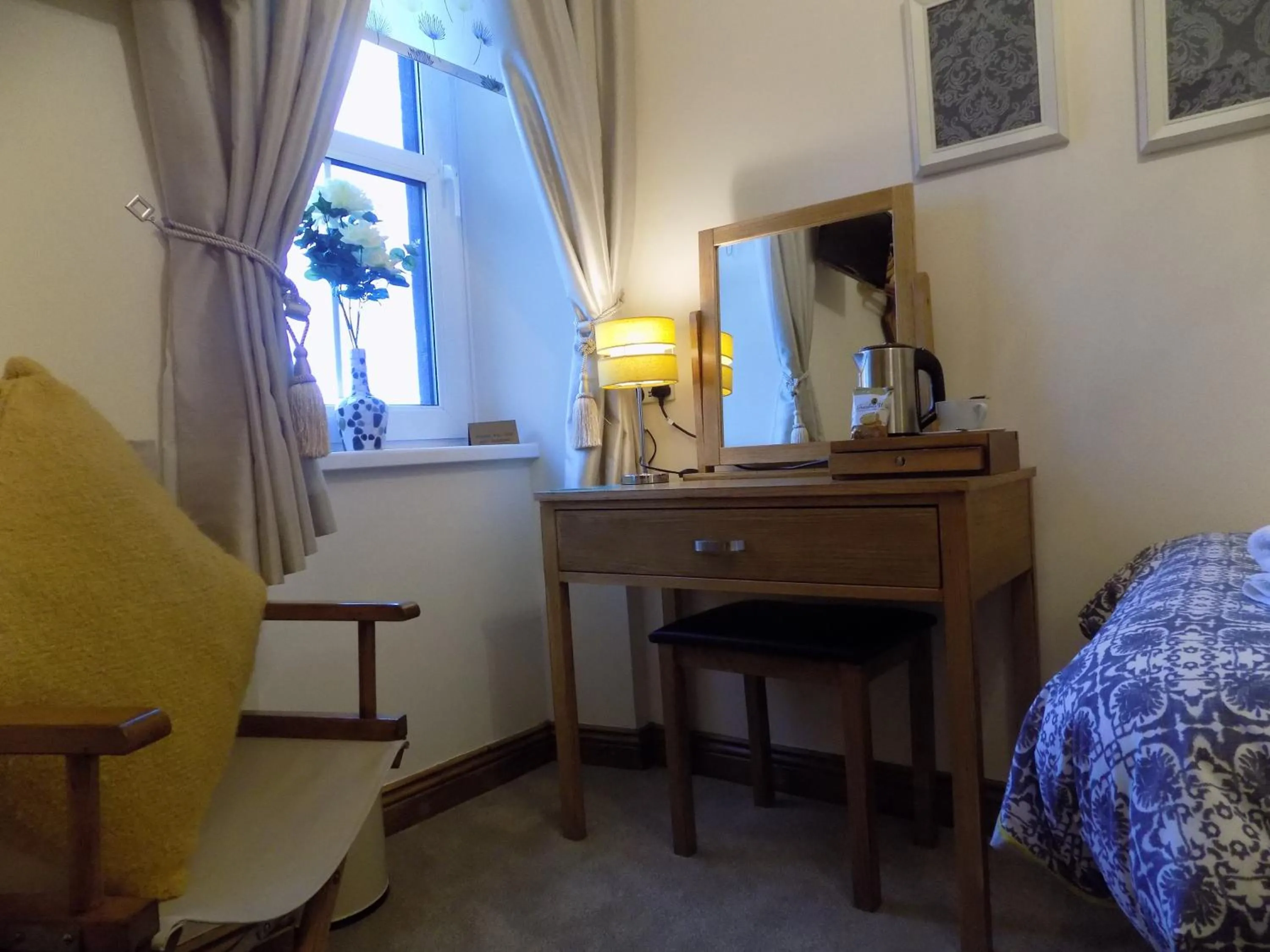 Photo of the whole room, Bed in Glendale Guest House