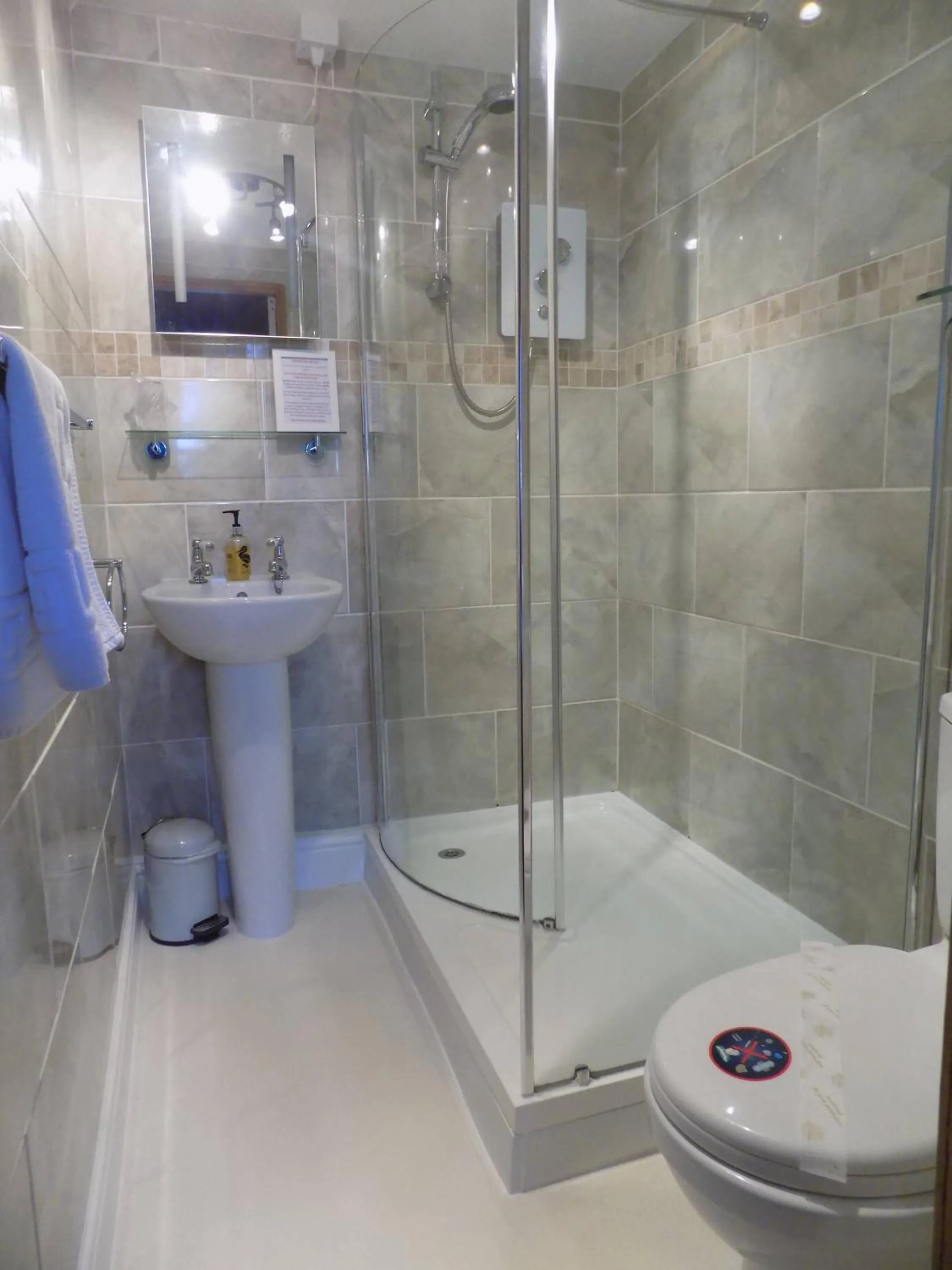 Shower in Glendale Guest House
