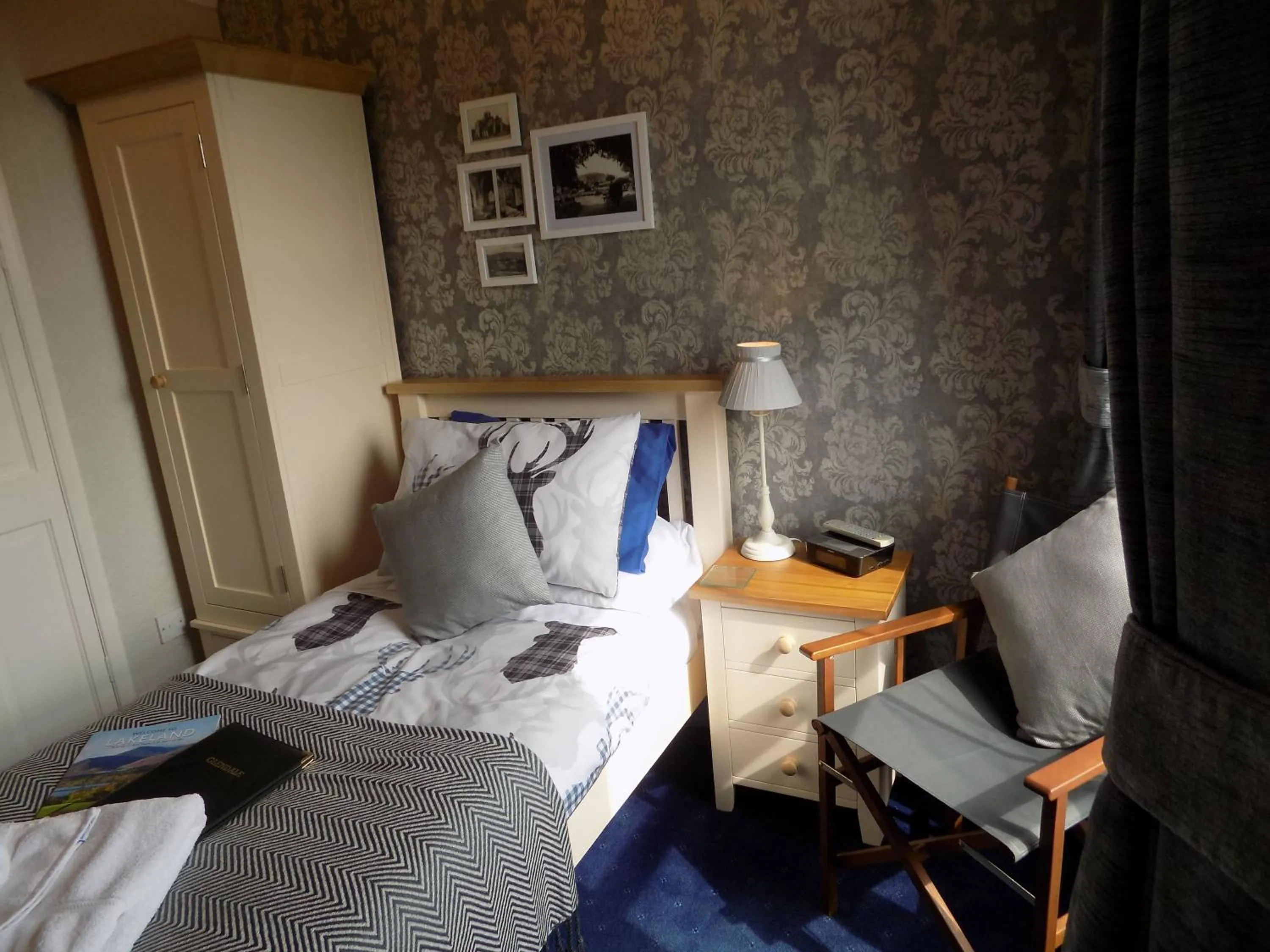 Photo of the whole room, Bed in Glendale Guest House