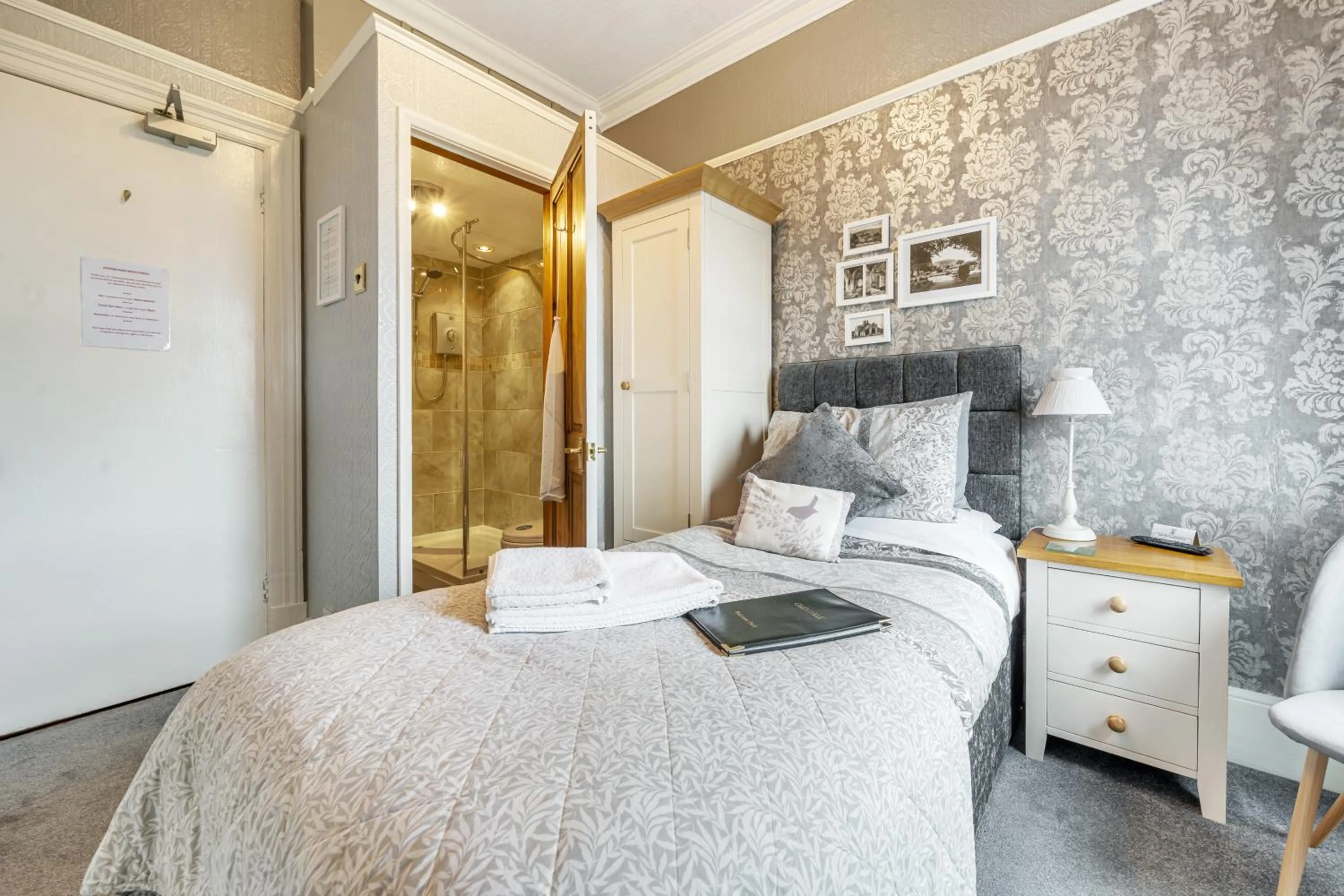 Bed in Glendale Guest House