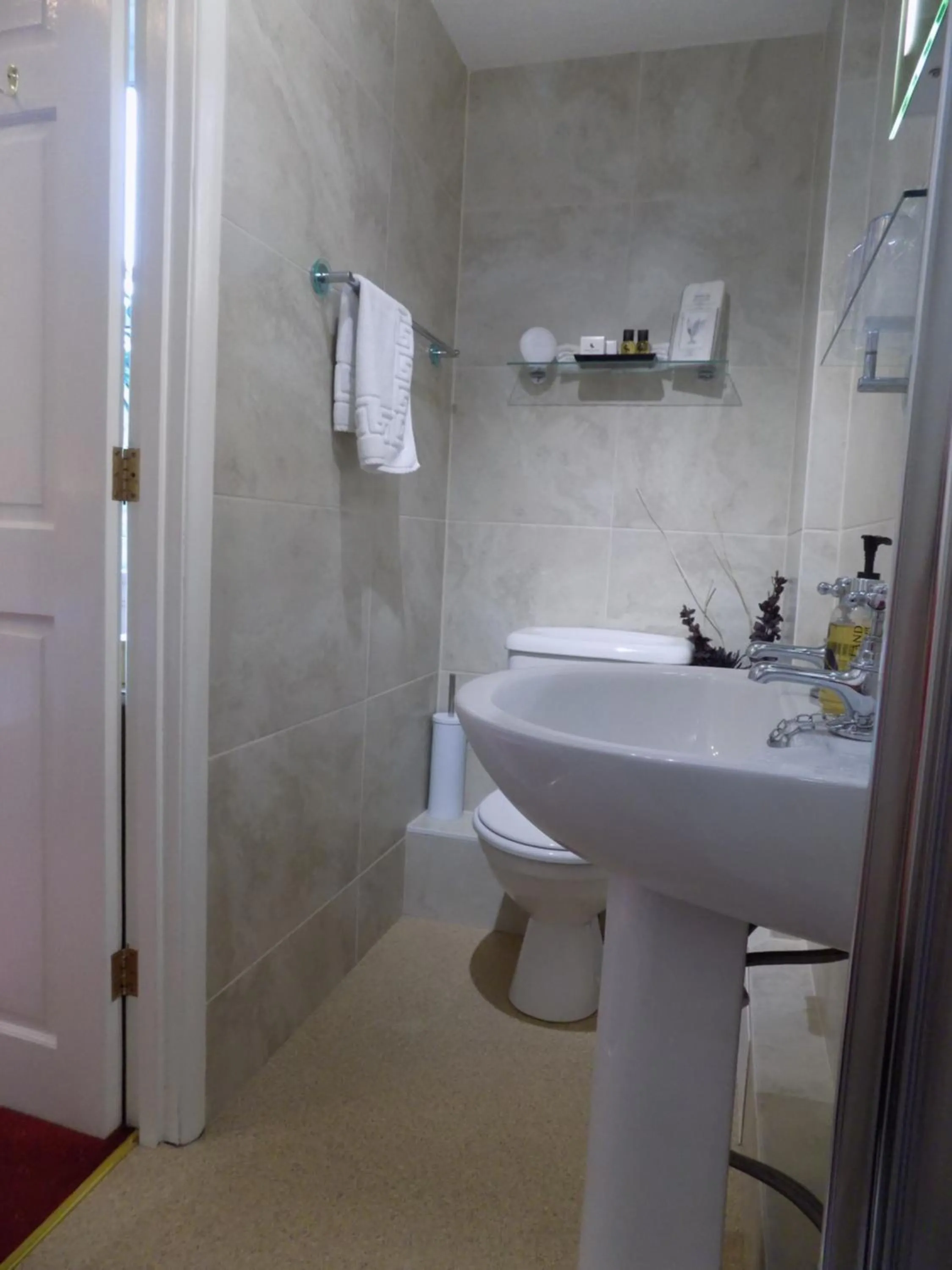 Shower in Glendale Guest House