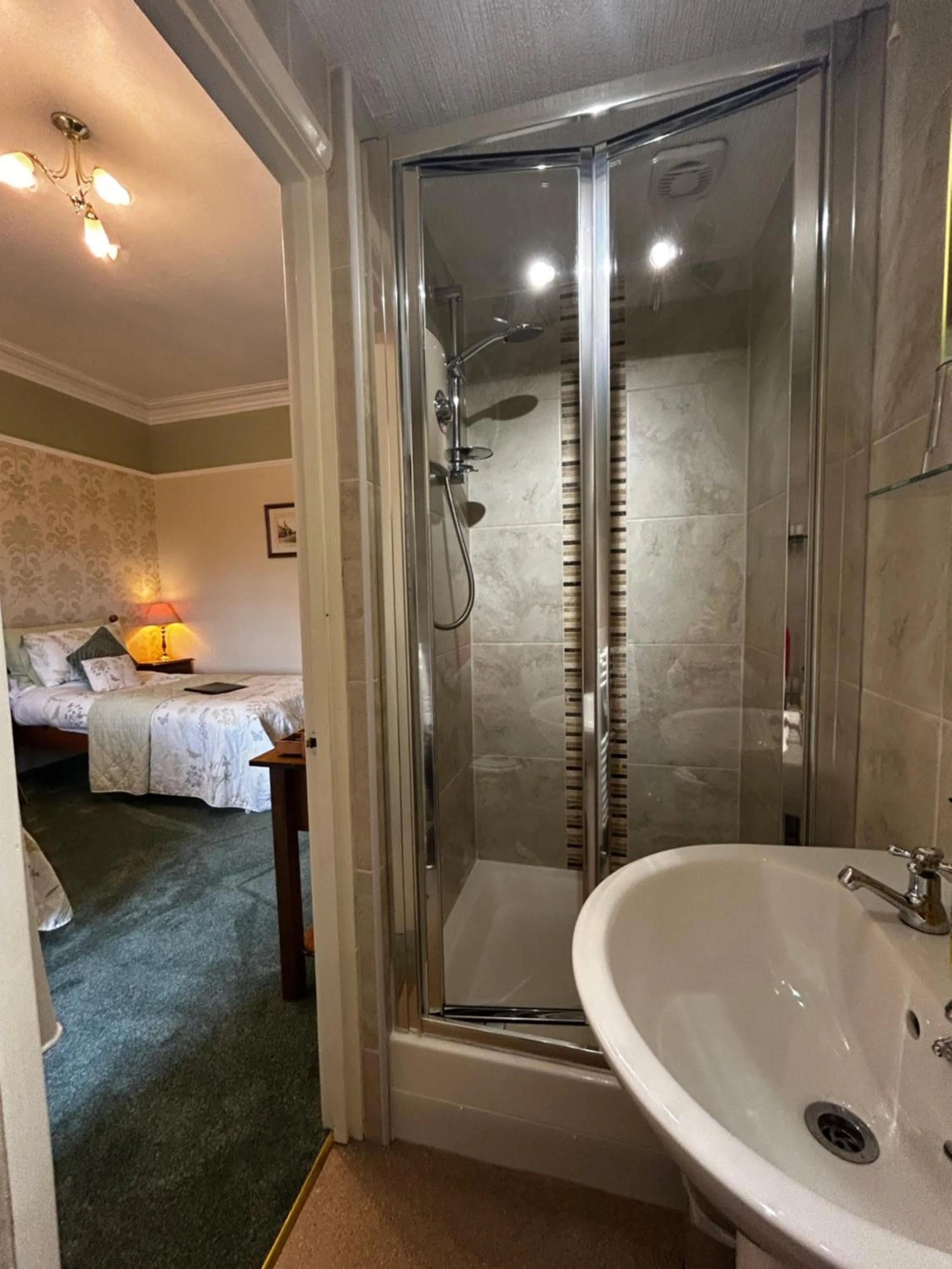 Shower, Bed in Glendale Guest House