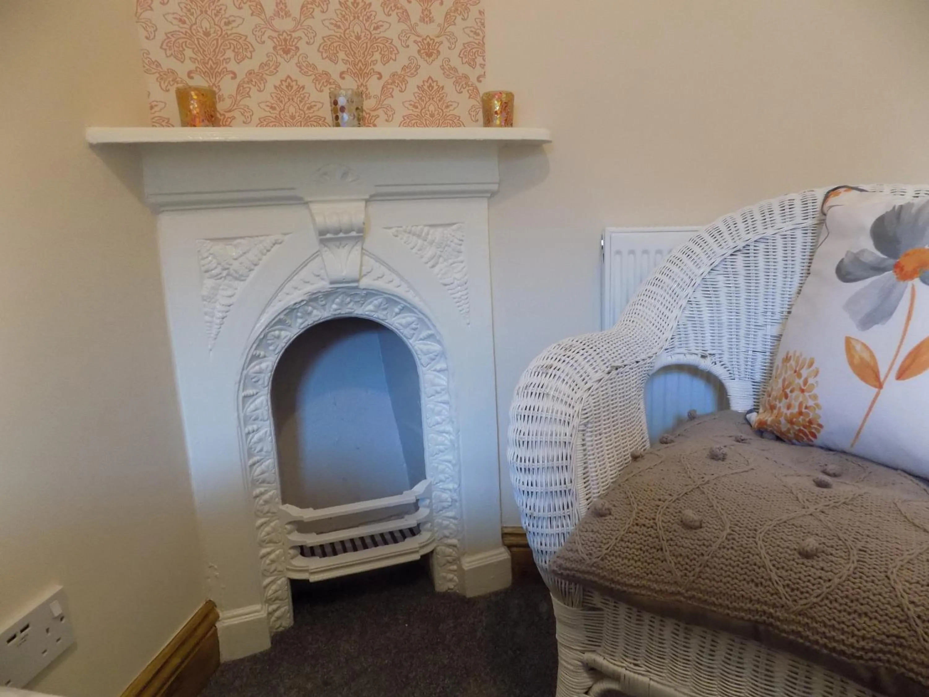 Seating area, Bed in Glendale Guest House