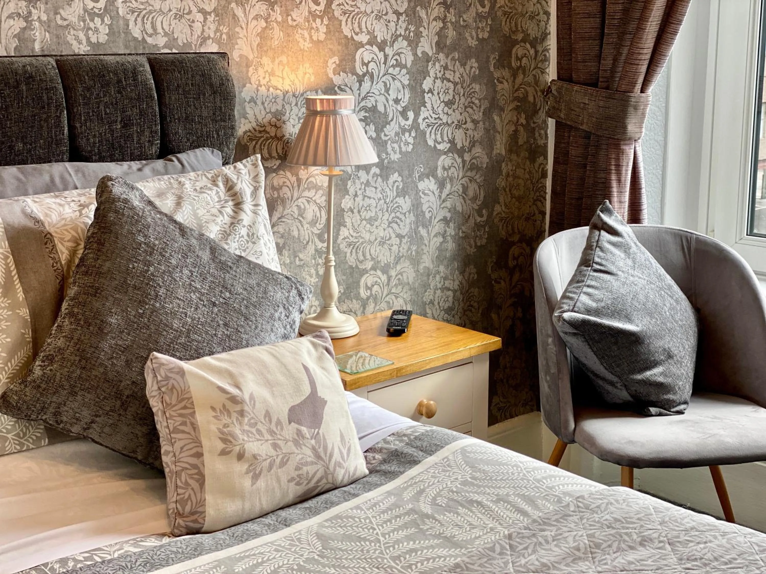 Seating area, Bed in Glendale Guest House