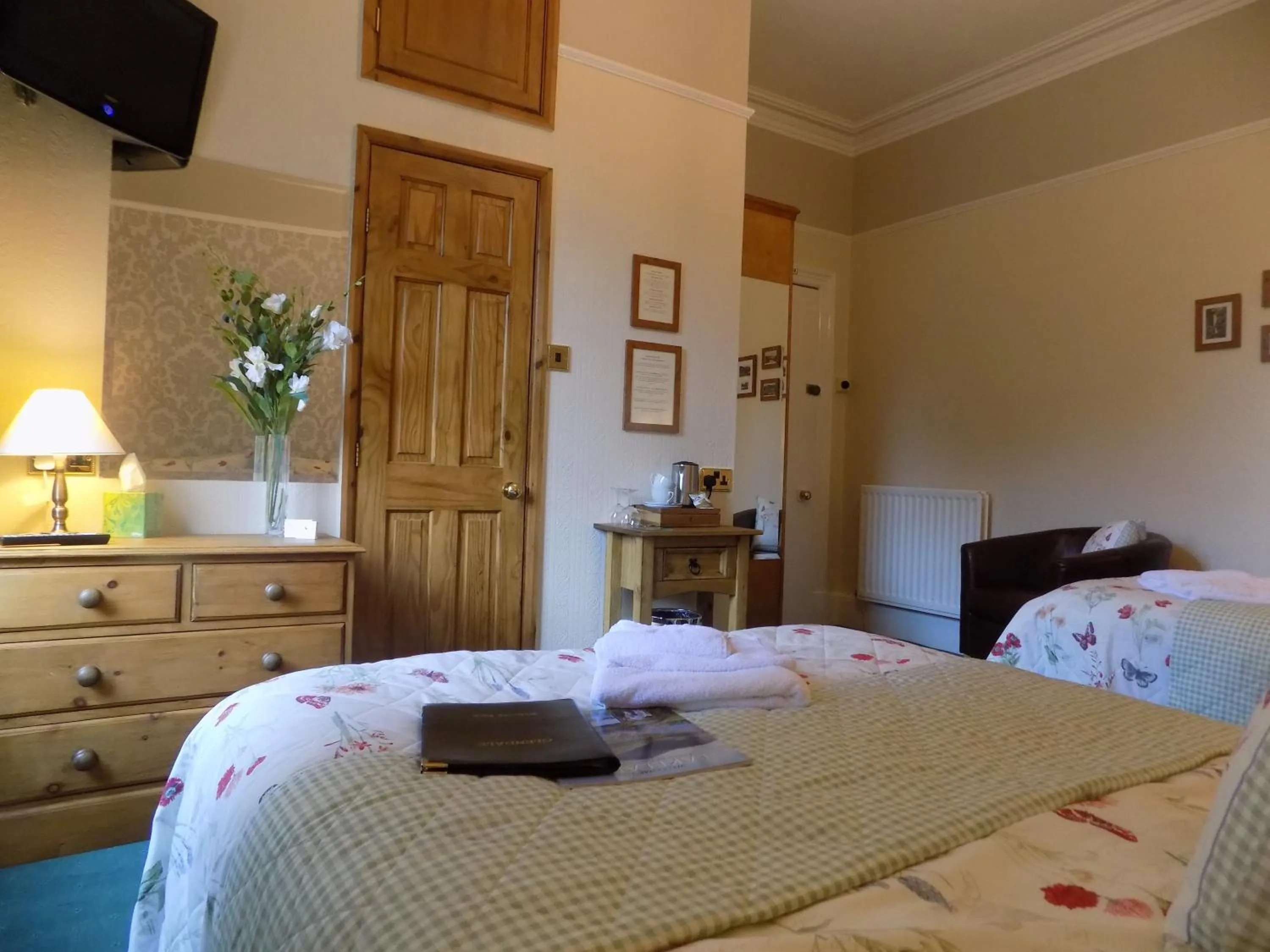 Photo of the whole room, Bed in Glendale Guest House