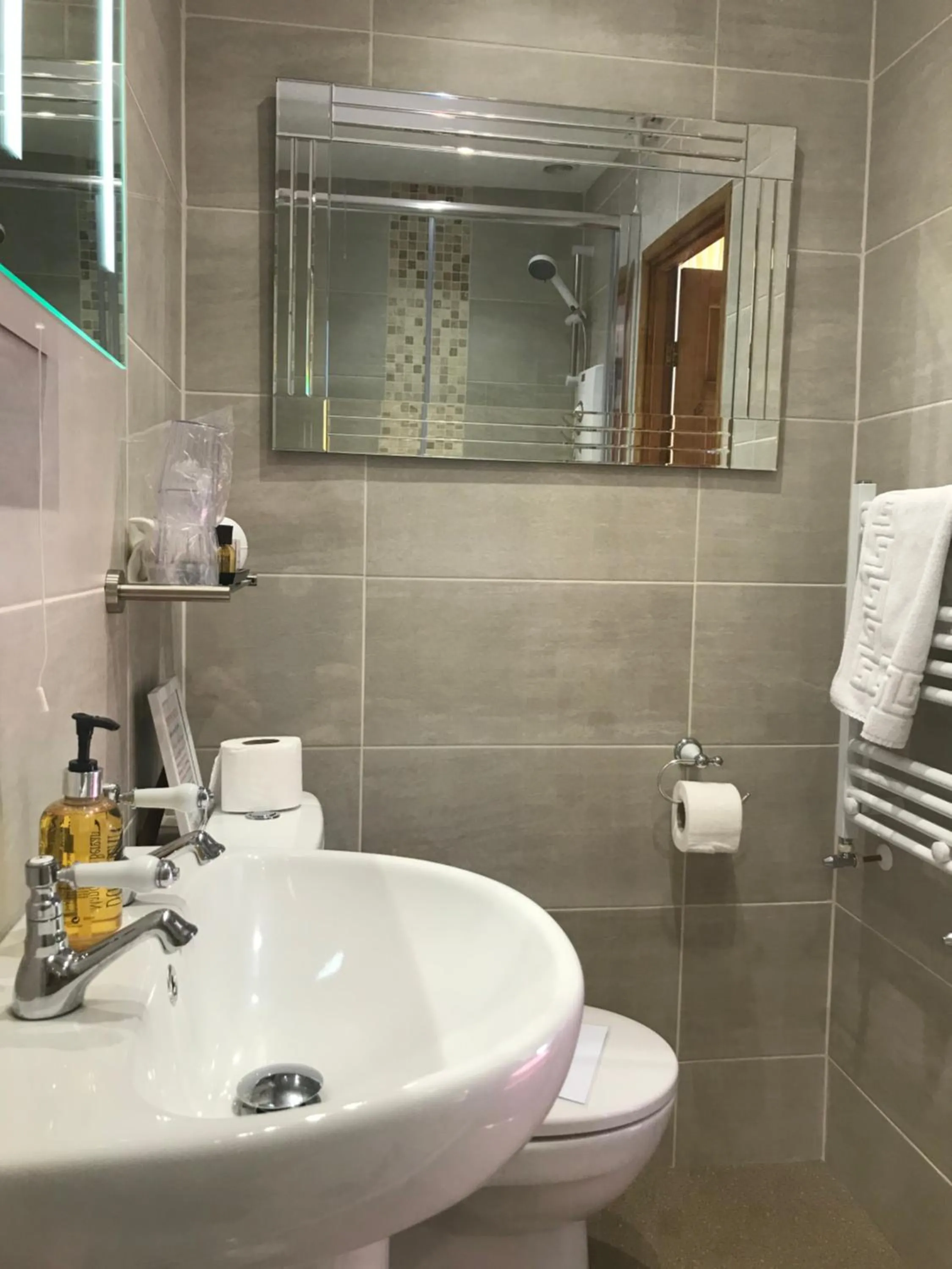 Shower in Glendale Guest House