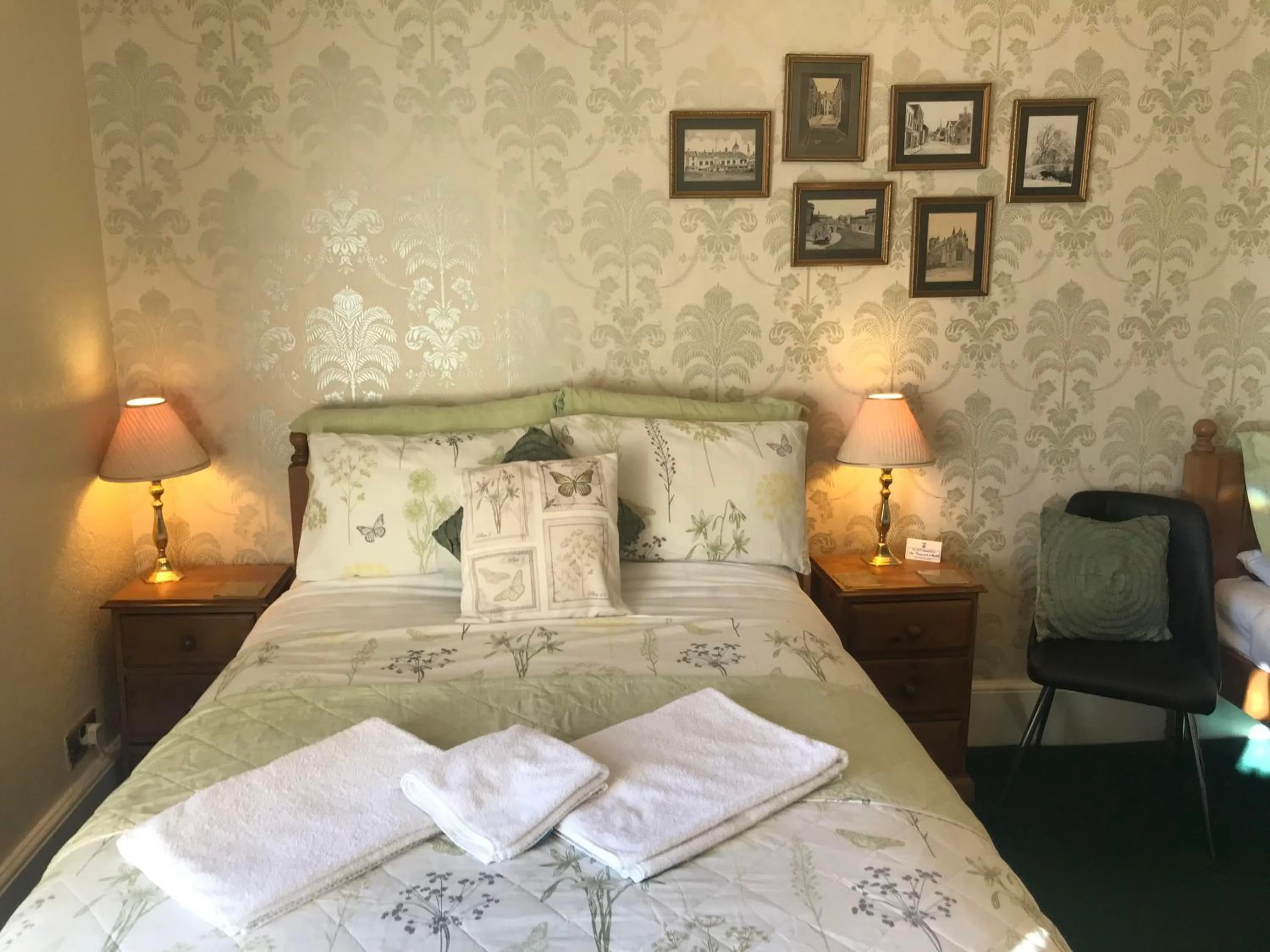 Photo of the whole room, Bed in Glendale Guest House